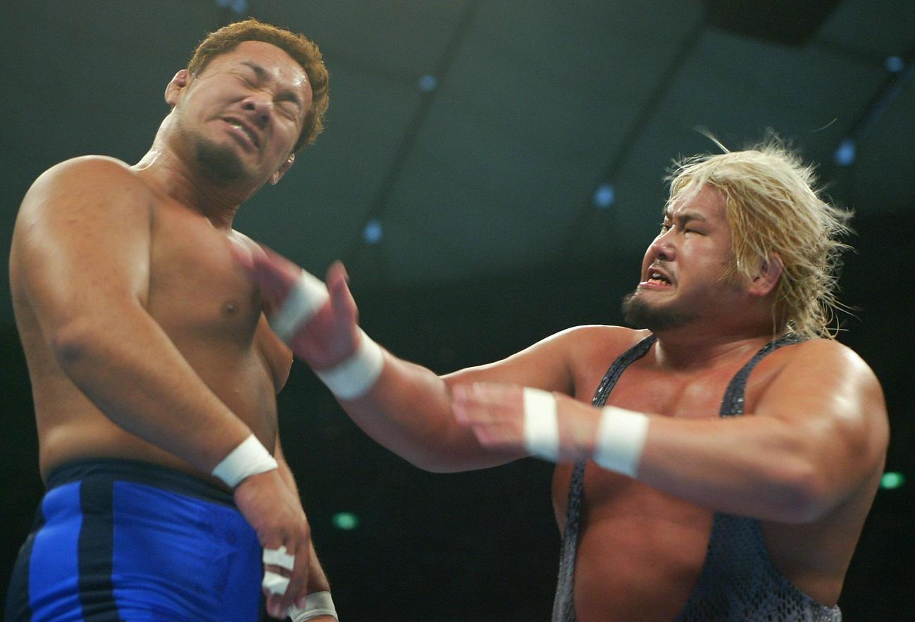新日本プロレス　吉江豊（右）は真壁伸也に強烈な張り手をかます（2003年1月4日撮影）