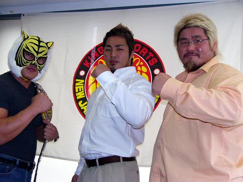 IWGPタッグに再挑戦の吉江豊（中央）と棚橋弘至（右）、IWGPジュニア初防衛戦を控えるタイガーマスクは世代交代を高らかに宣言（2003年5月15日撮影）