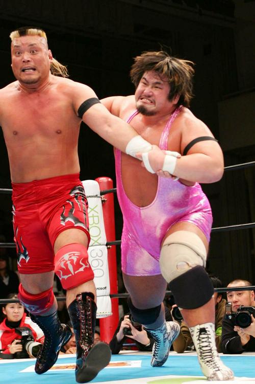 新日本後楽園大会　ラストファイトで天山広吉（左）をやっつける吉江豊さん（2006年01月28日撮影）
