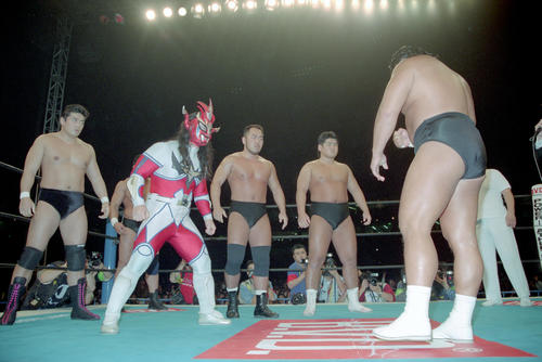 新日本プロレス東京ドーム大会IWGPヘビー級選手権　長州力引退試合20分1本勝負　長州力（手前）とにらみ合う左から飯塚高史、獣神サンダー・ライガー、高岩竜一、吉江豊（1998年1月4日撮影）