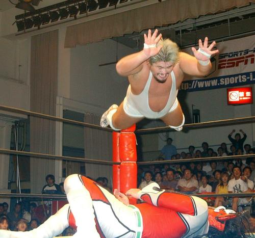 ライガーに重量感あるダイビングボディープレスを見舞う吉江豊（03年撮影）