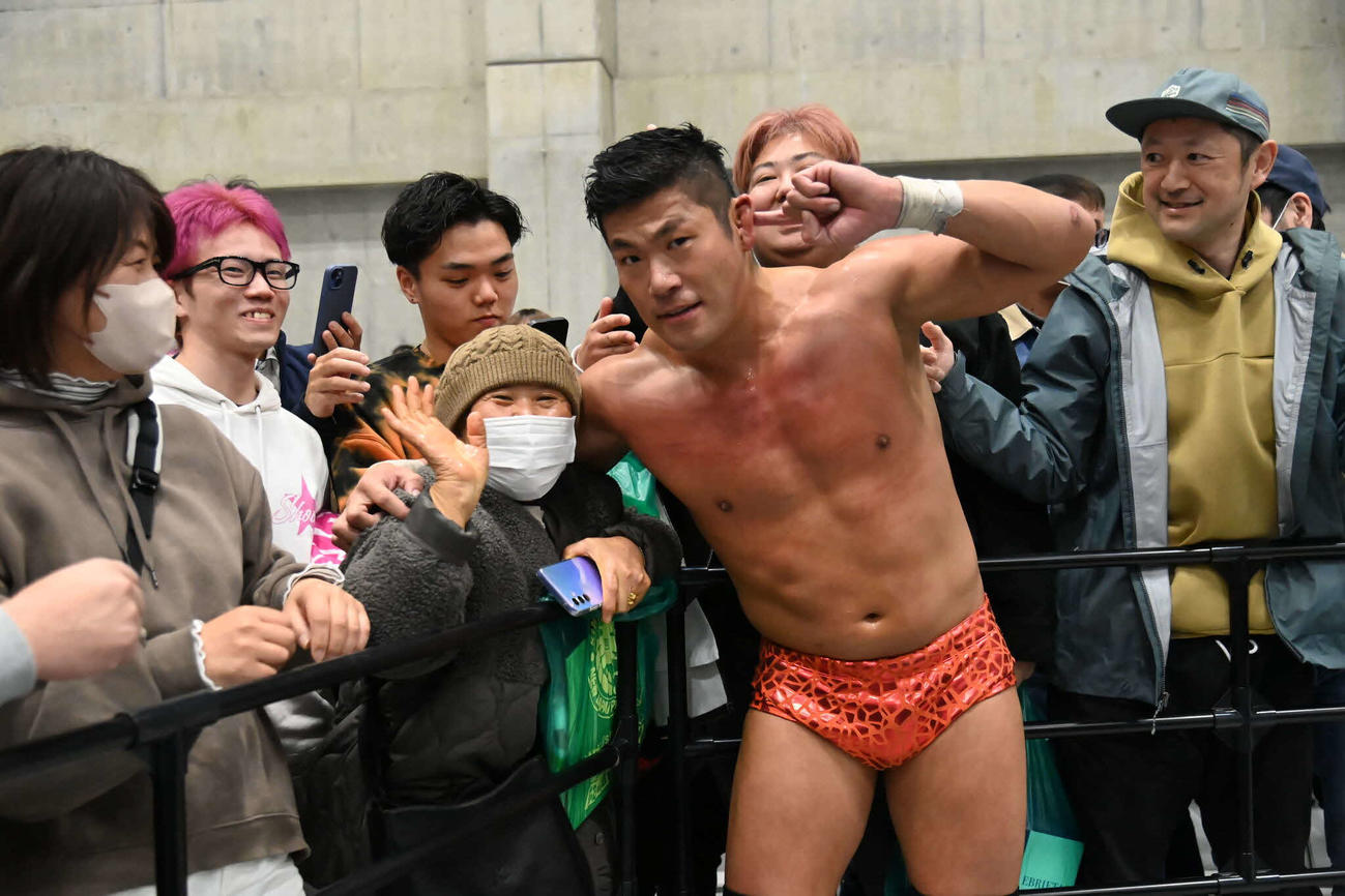 YOSHI－HASHIに勝利したSANADAは松山のファンと写真に収まる（写真提供・新日本プロレス）