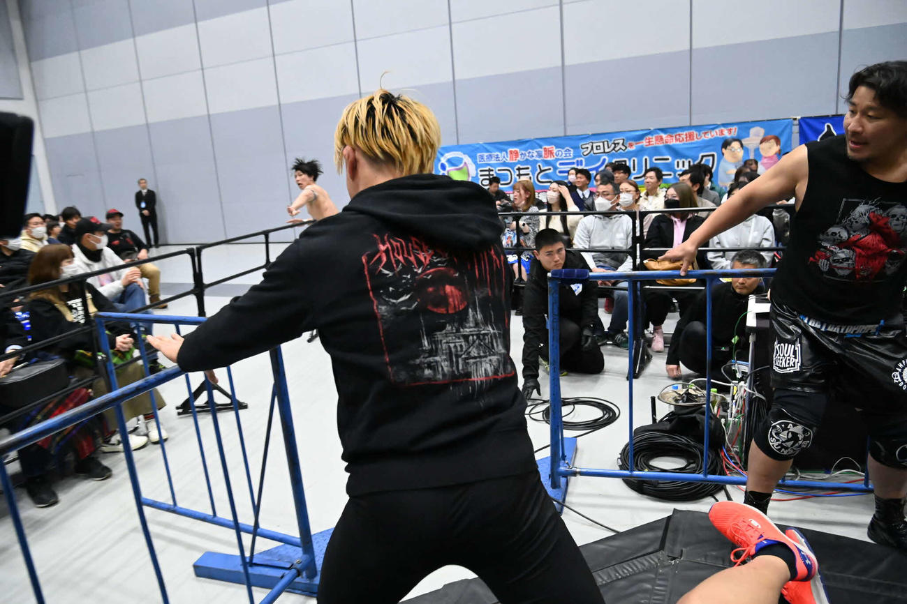 逃げるYOHを追い掛けるSHO（写真提供・新日本プロレス）