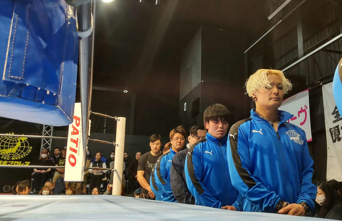 リングの周りにはライジングHAYATO（右端）ら選手全員が並び、亡くなった吉江豊さんを弔う10カウントゴングが鳴らされた