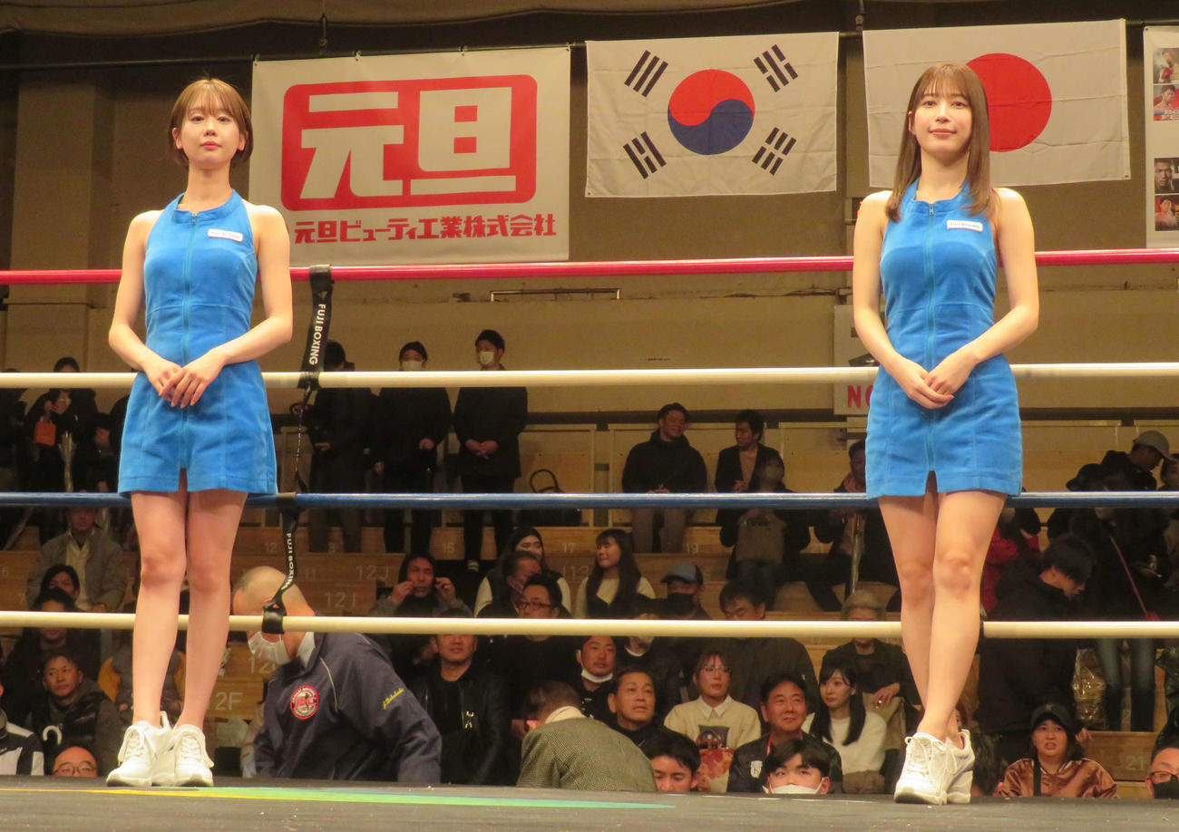 フェニックスバトル111＆DANGAN264大会でラウンドガールと務めた新唯（左）と雪平莉左