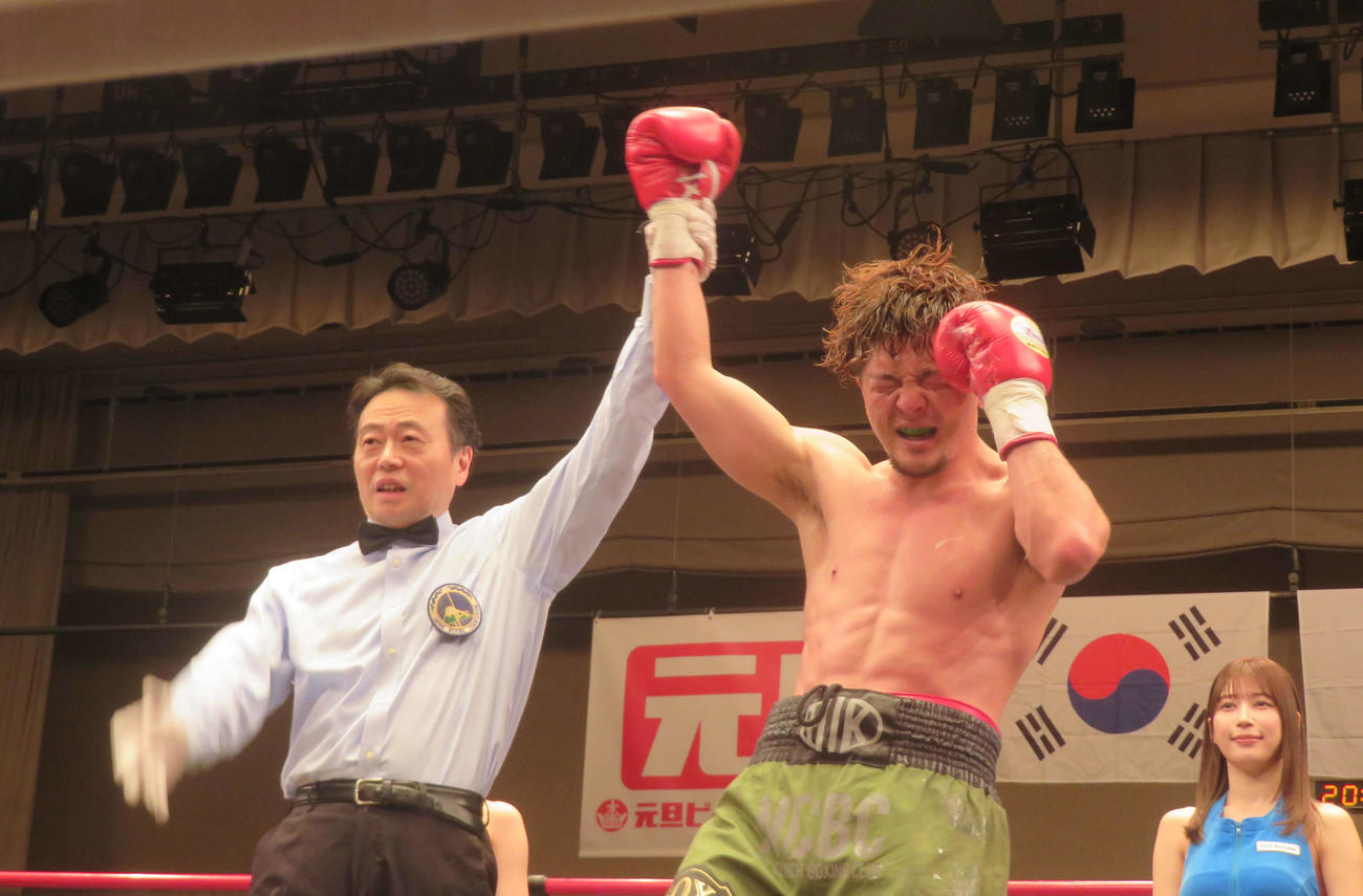 日韓戦のメインで10回TKO勝ちし、達成感十分の表情を浮かべた左右田泰臣（右）