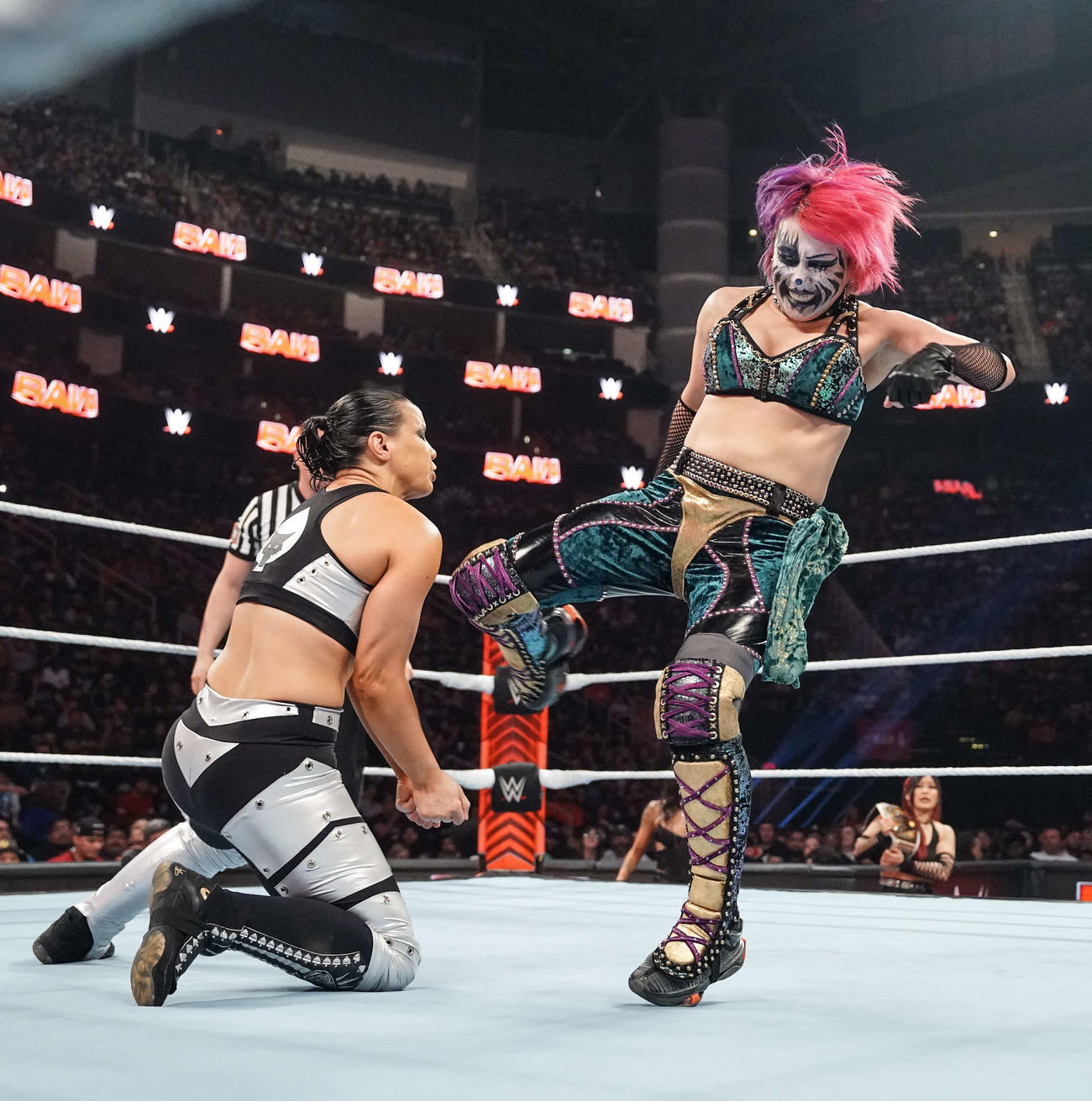 挑戦者のシェイナ・ベイズラー（左）にキックを入れるWWE女子タック王者アスカ（C）WWE