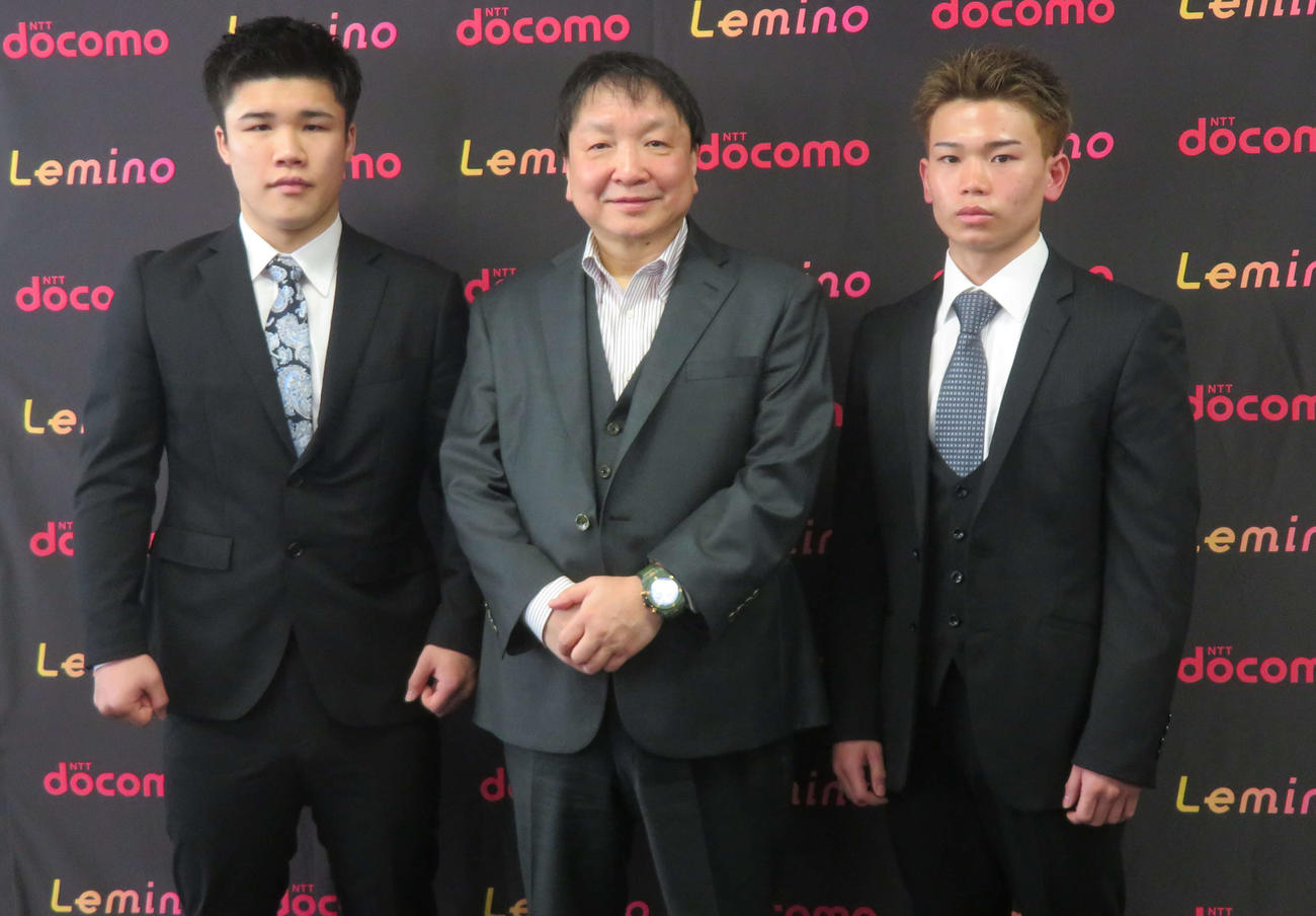 大橋秀行会長（中央）ととも大橋ジムからのプロ転向を表明したトップアマの田中空（左端）と田中将吾のダブル田中