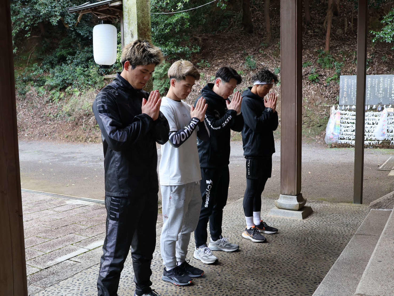 愛媛・新居浜にある元RISEスーパーライト級王者・山田洸誓のジムで合宿を行った鈴木真彦、原口健飛、門口佳佑の”関西トップチーム”（右から鈴木、山田、門口、原口）