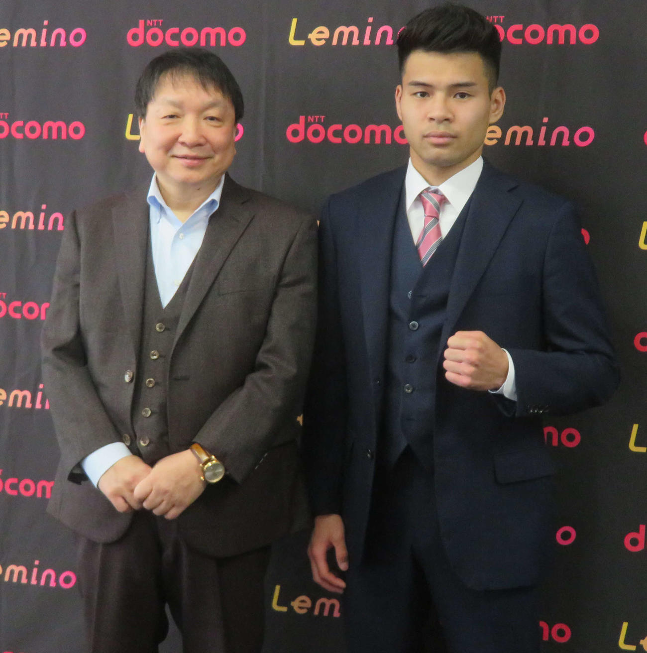 所属ジムの大橋秀行会長（左）とともにプロ転向会見に臨んだアマ2冠のサウスポー大橋蓮