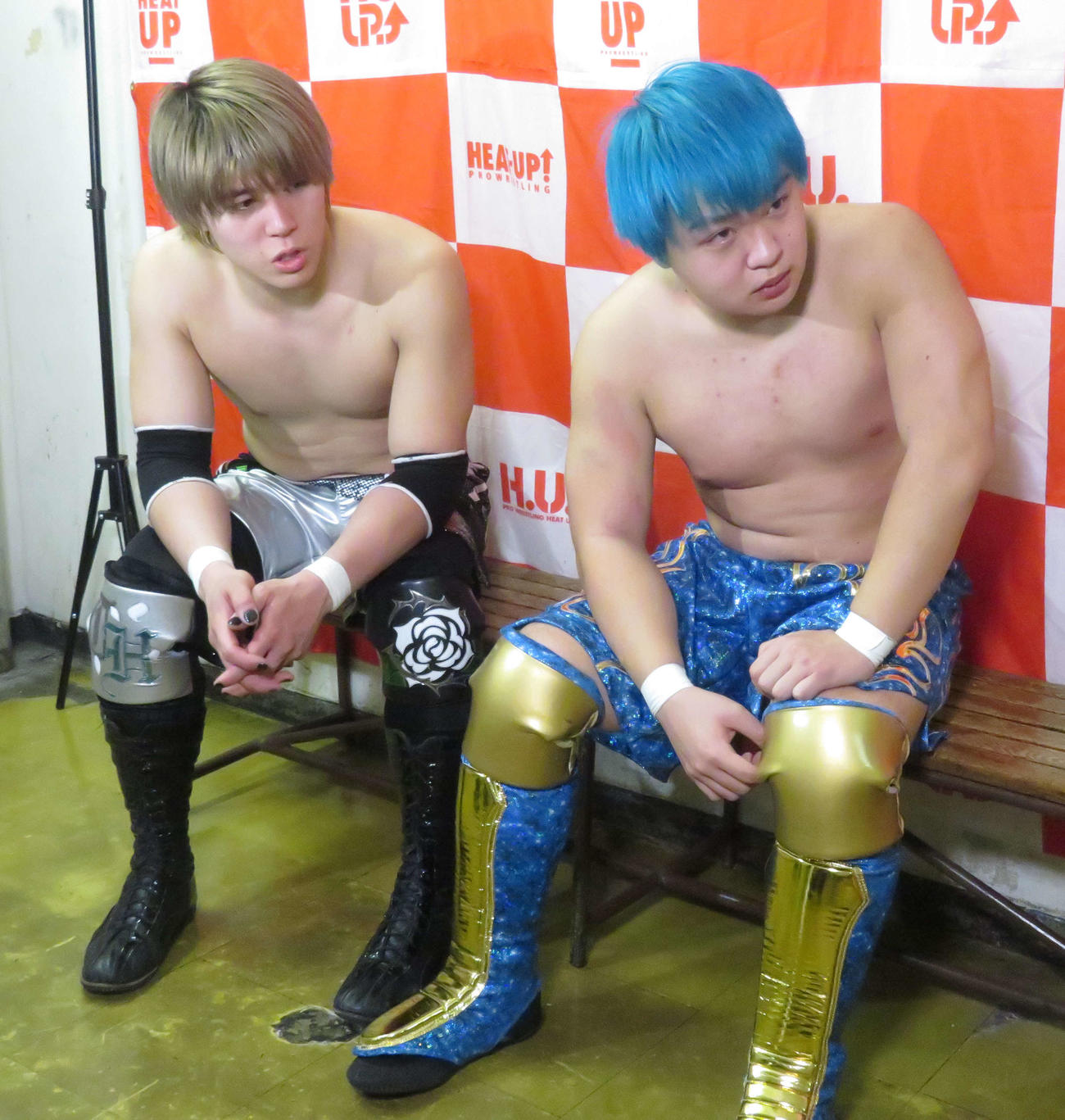 プロレスリングヒートアップ　バックステージで記者の質問に応える今井礼夢（左）。右は秦野友貴（撮影・松熊洋介）