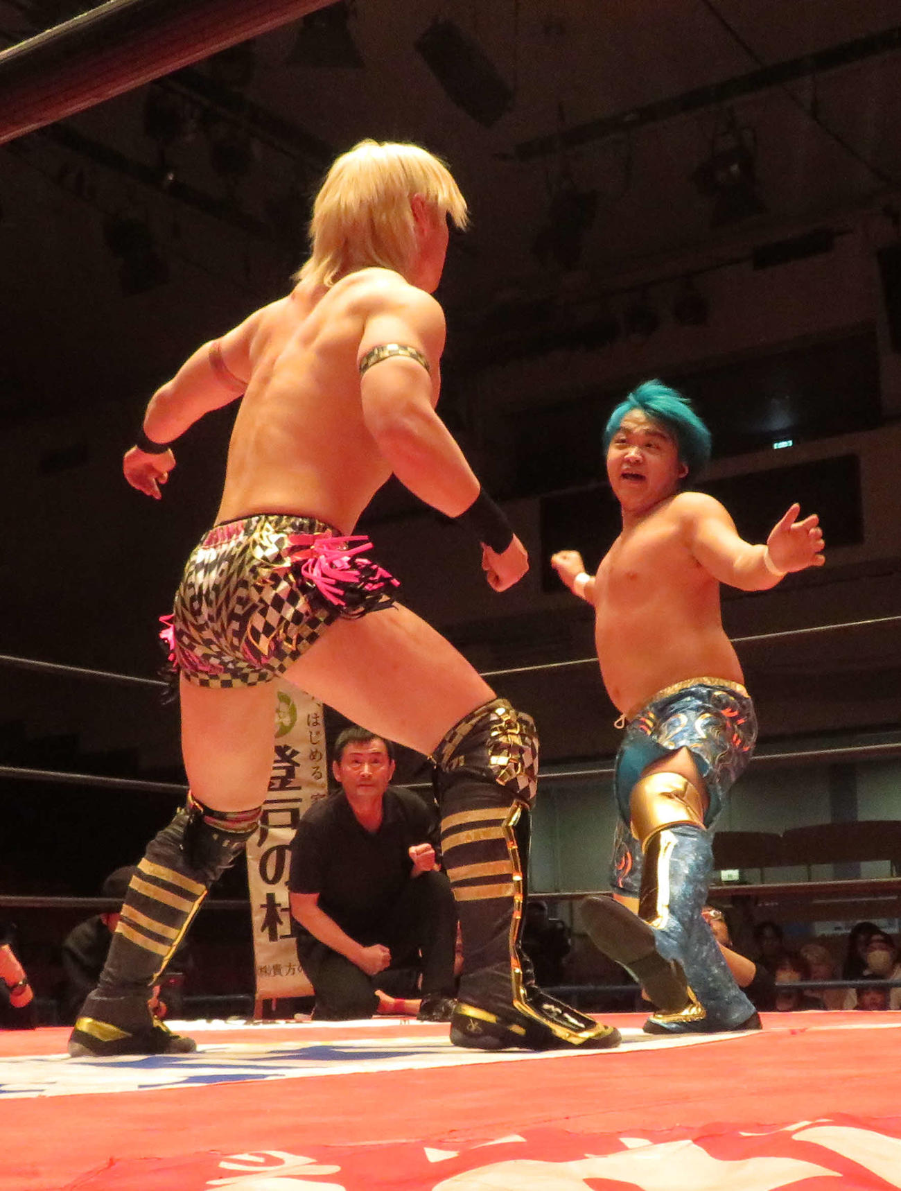 プロレスリングヒートアップ　井土徹也に攻撃を仕掛ける今井礼夢（撮影・松熊洋介）