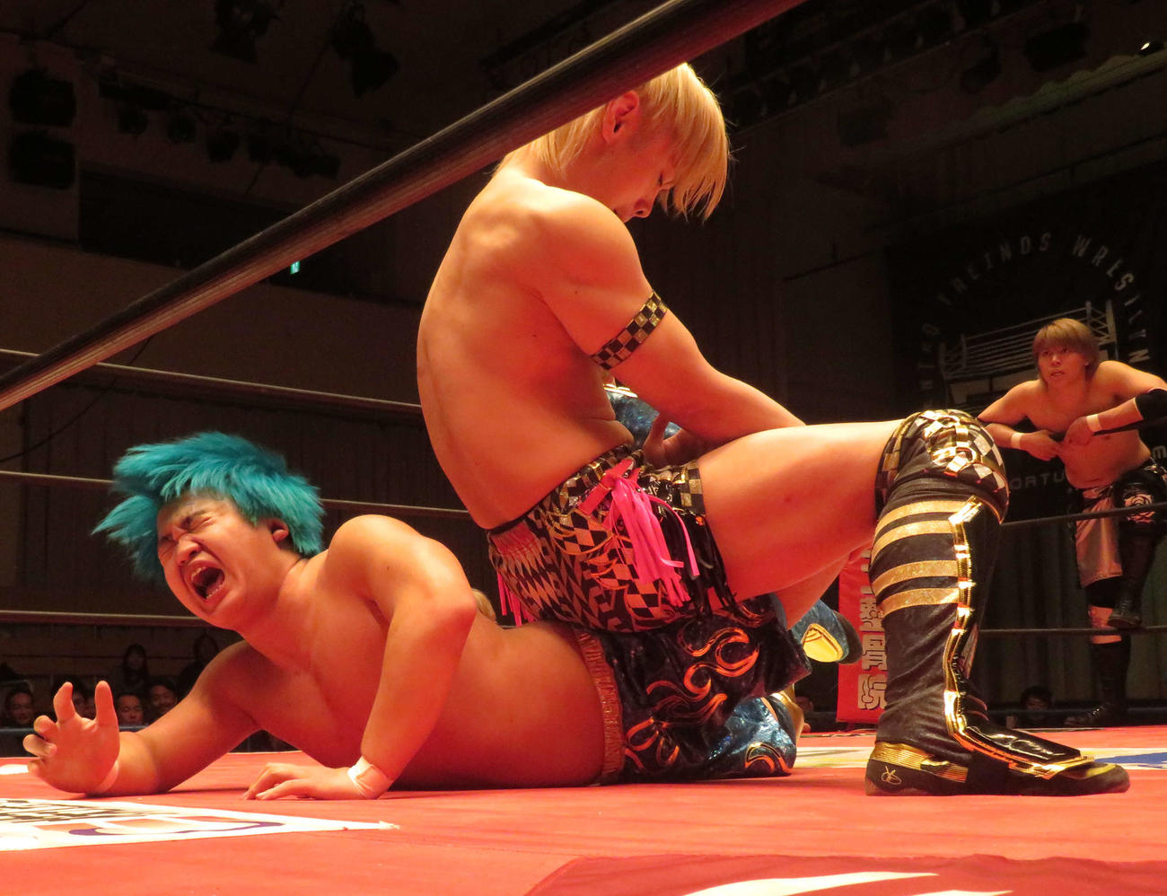 プロレスリングヒートアップ　井土徹也の攻撃に険しい表情を見せる今井礼夢（撮影・松熊洋介）