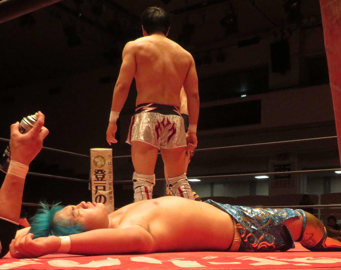 プロレスリングヒートアップ　試合に敗れた今井礼夢。奥は井土徹也（撮影・松熊洋介）
