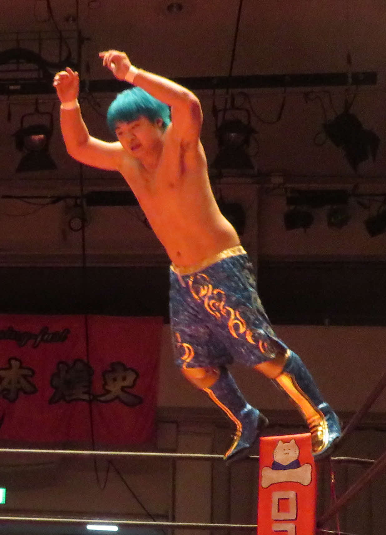 プロレスリングヒートアップ　コーナートップからフットスタンプに向かう今井礼夢（撮影・松熊洋介）
