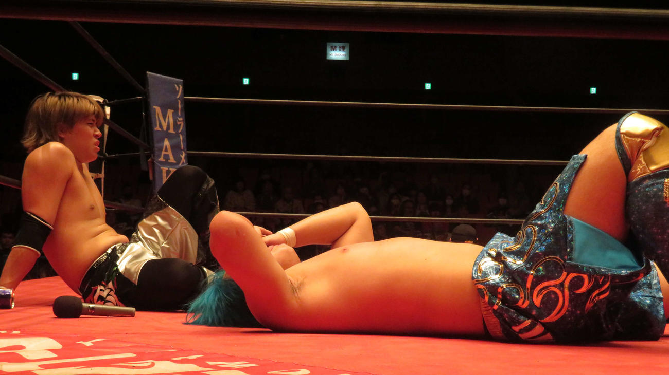 プロレスリングヒートアップ　試合に敗れ、顔を覆う今井礼夢。左は秦野友貴（撮影・松熊洋介）