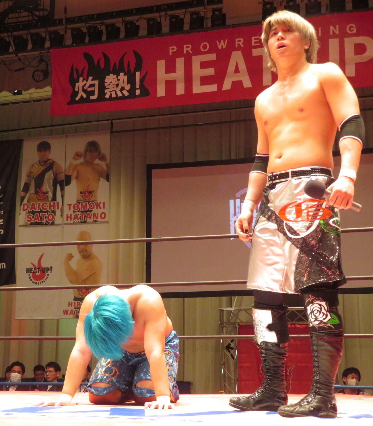 プロレスリングヒートアップ　試合に敗れ立ち上がれない今井礼夢。右はパートナーの秦野友貴（撮影・松熊洋介）