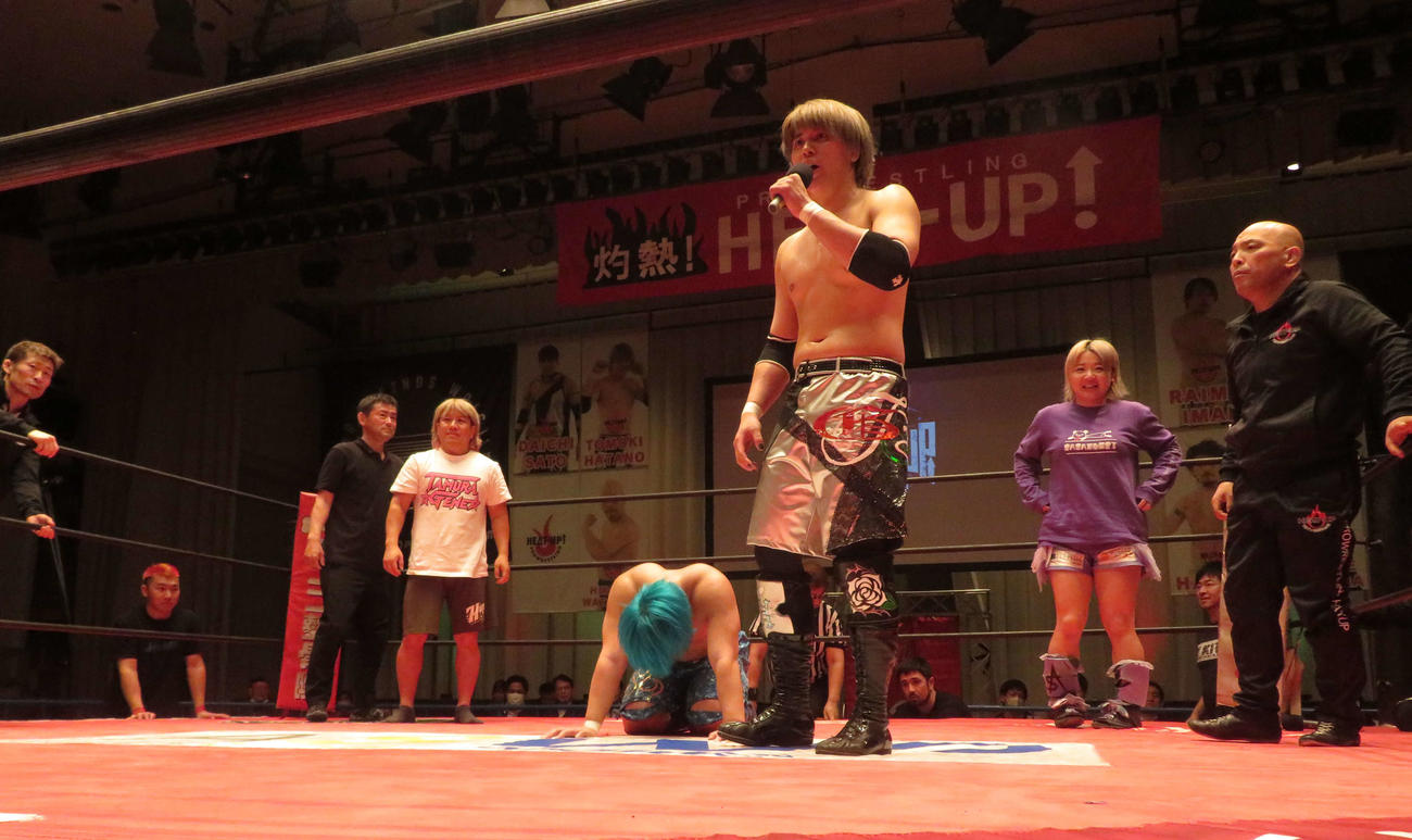 プロレスリングヒートアップ　秦野友貴のマイク中も立ち上がれない今井礼夢（撮影・松熊洋介）