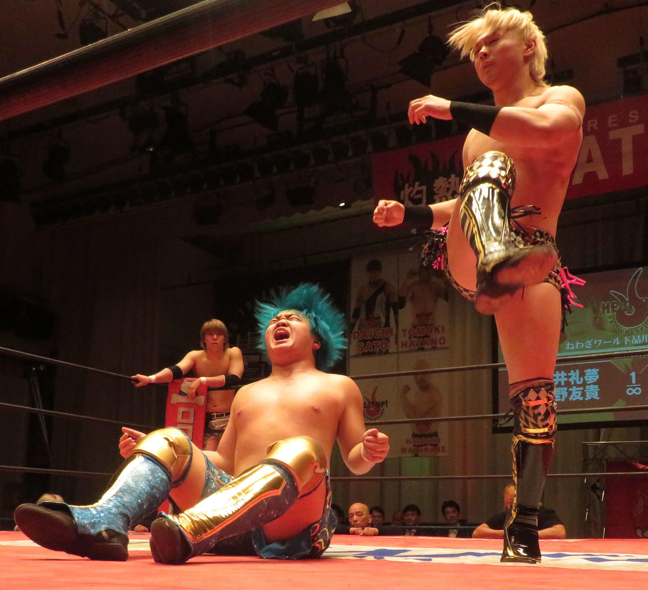 プロレスリングヒートアップ　井土徹也の強烈な蹴りにもん絶する今井礼夢（撮影・松熊洋介）