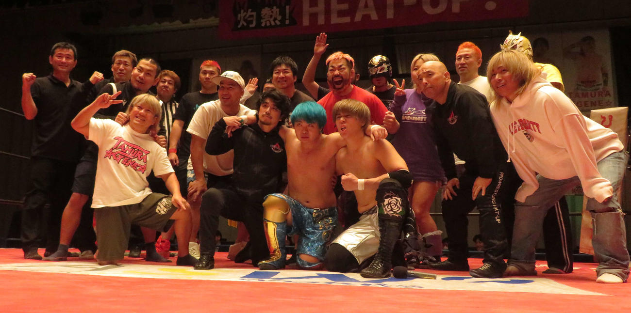 プロレスリングヒートアップ　仲間と肩を組み記念撮影に応じる今井礼夢（撮影・松熊洋介）