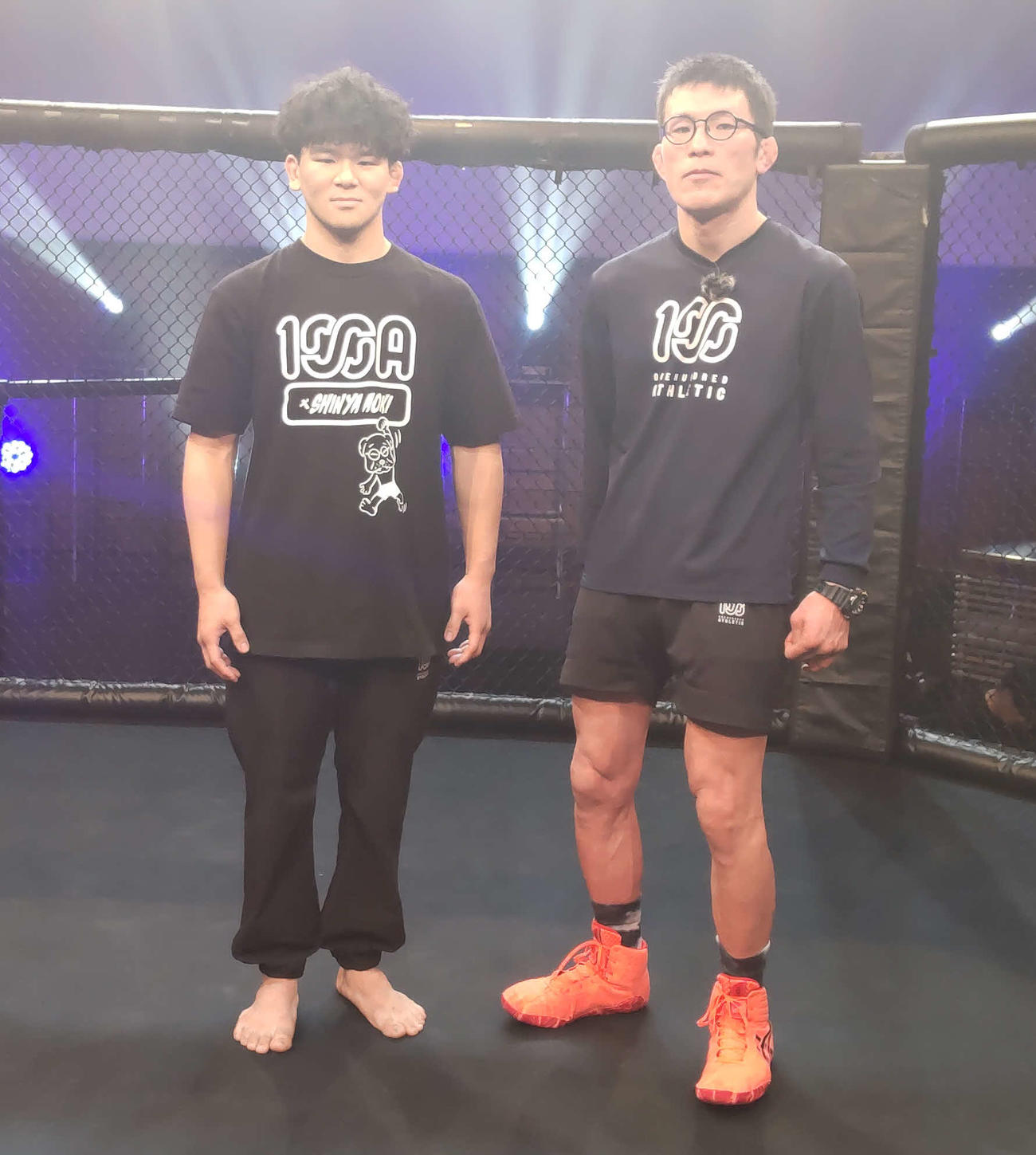 青木真也（右）は1回戦全試合終了後、他の監督、選手に向けて「誰か見出しつくれんのか？」とダメ出しを行った（左は青木が指導する中谷優我）