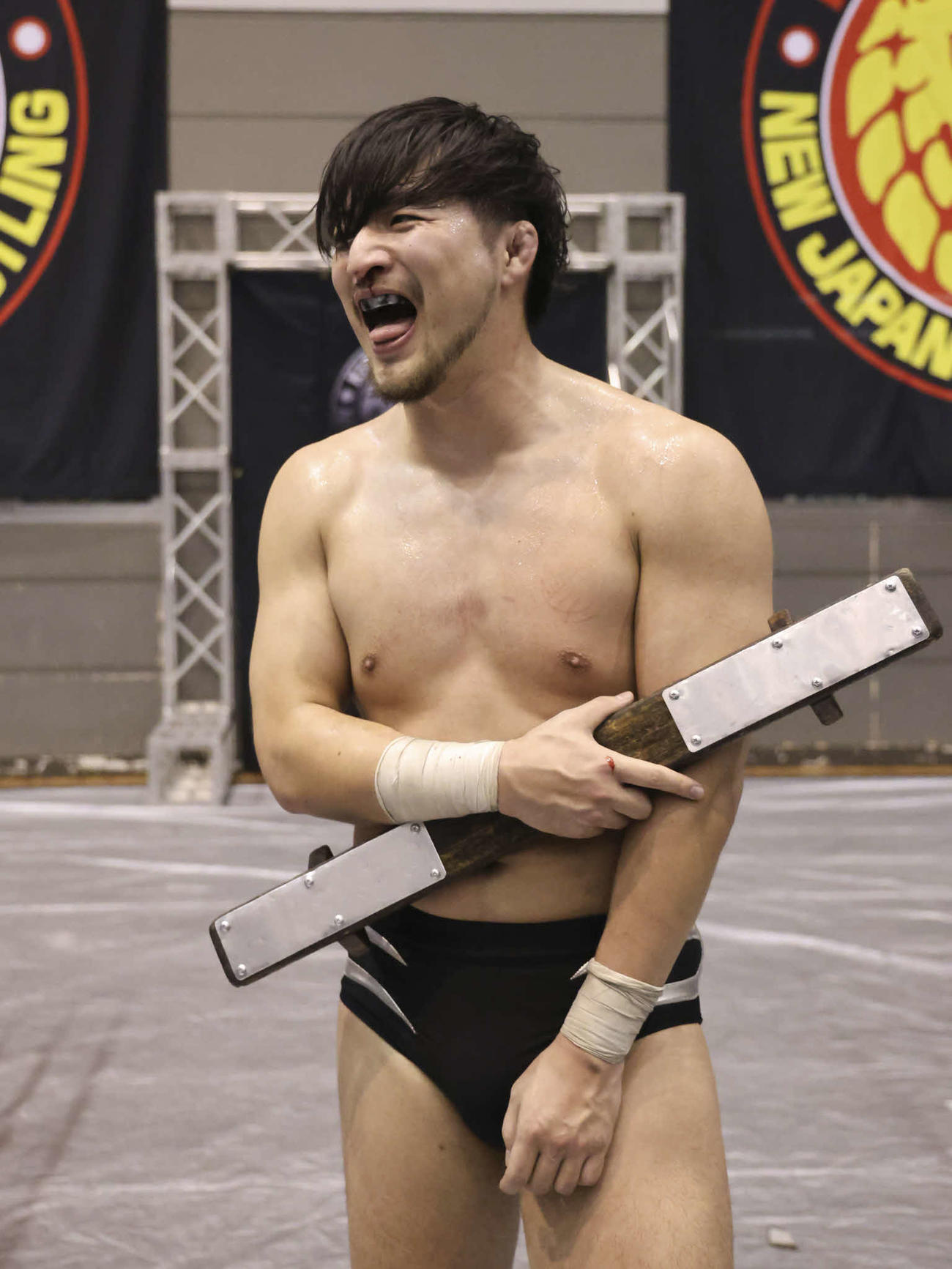 プッシュアップボードでザック・セイバーJr．を殴打して勝利を引き寄せたHOTの成田蓮（写真提供・新日本プロレス）