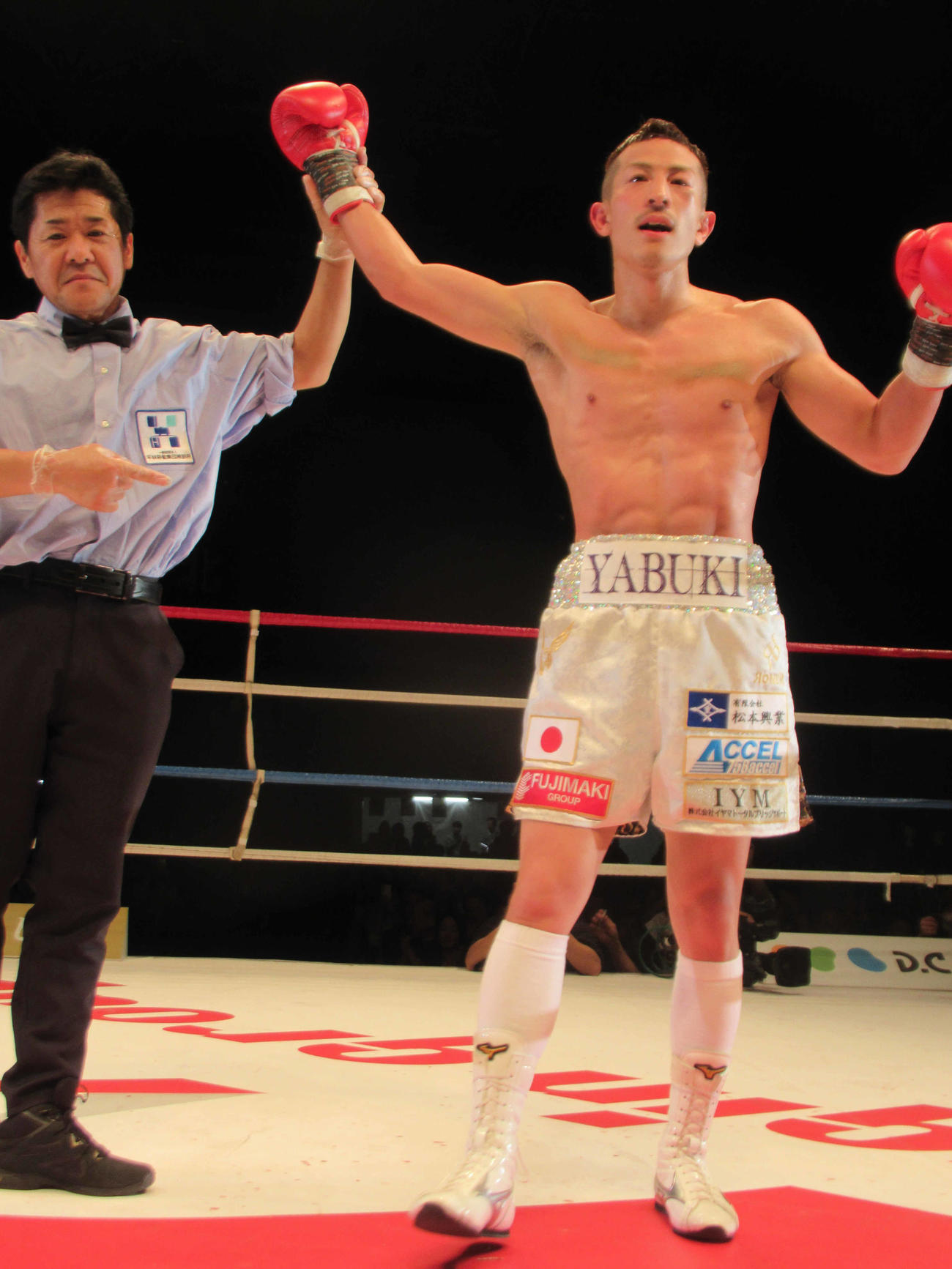 1年2カ月ぶりの復帰戦を白星で飾った元世界王者の矢吹（右）（撮影・実藤健一）