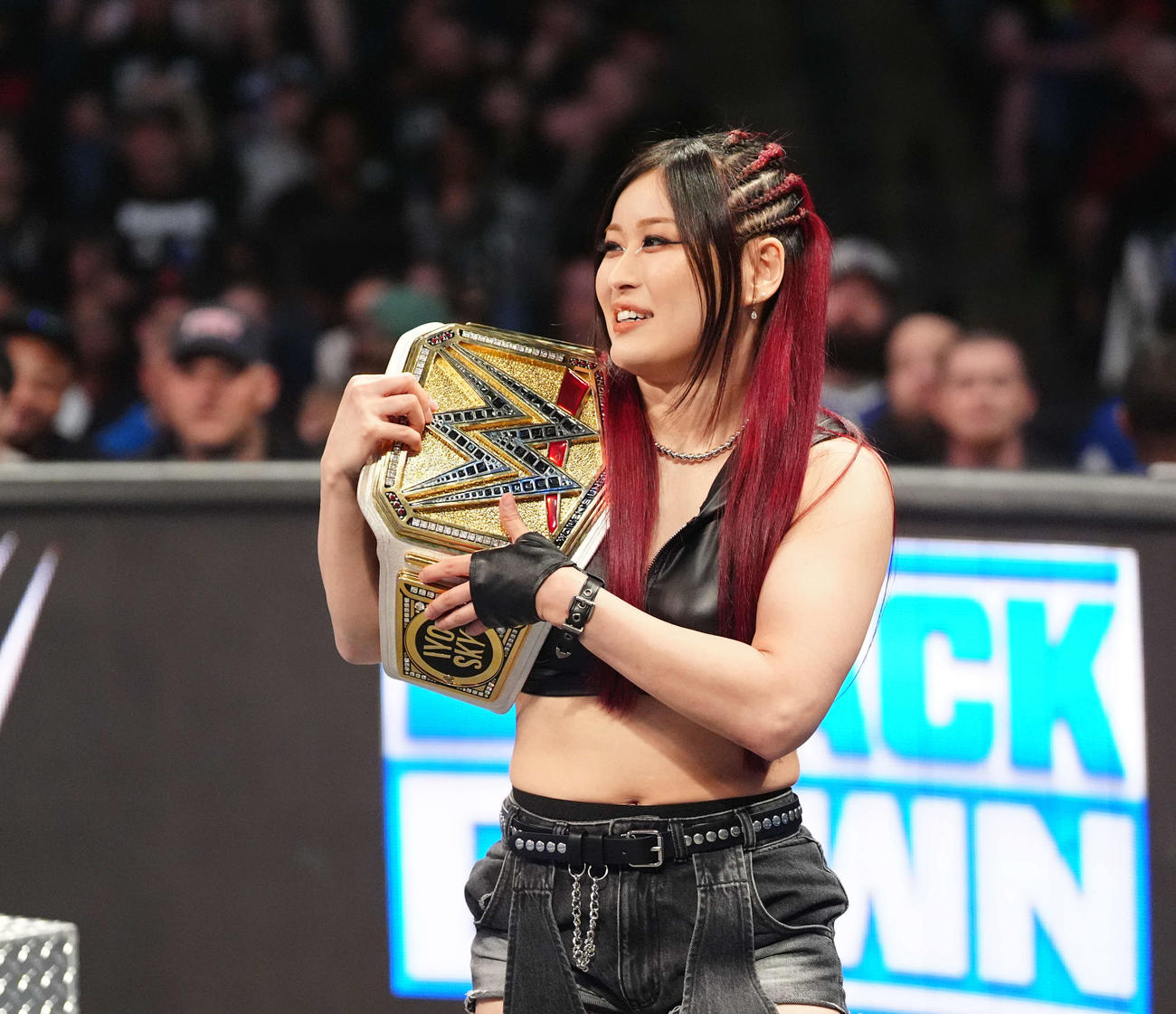 ベイリー戦に臨んだダコタ・カイのセコンドに入ったWWE女子王者イヨ・スカイ（C）WWE