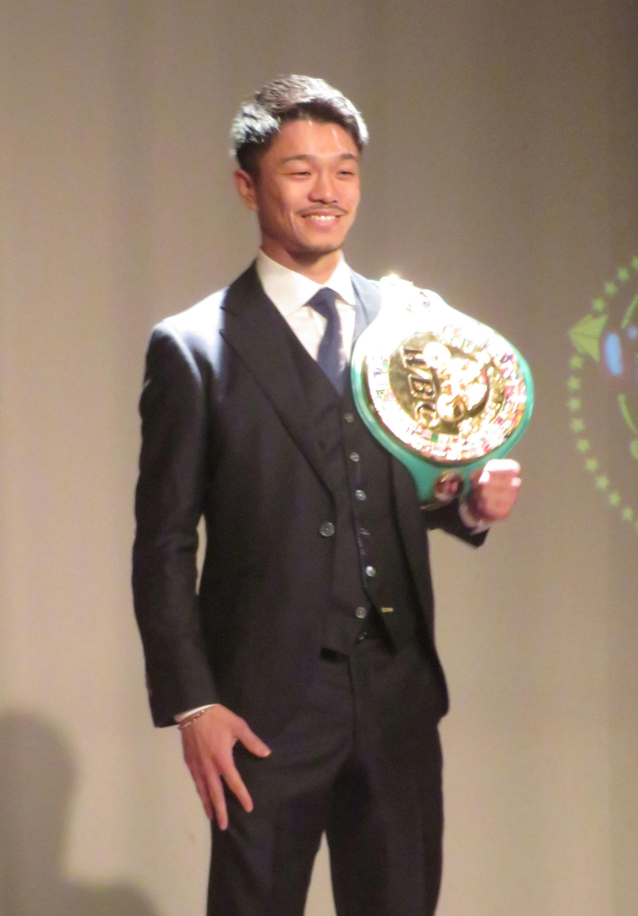 WBC世界バンタム級王座獲得の祝勝会で笑顔をみせた中谷潤人
