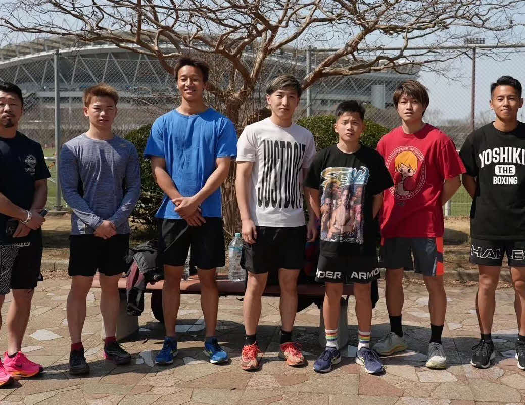 鹿嶋スタジアム付近で同門ボクサーと合宿中のWBO世界バンタム級5位武居由樹（右端）とWBA世界フライ級3位桑原拓（同2番目）（大橋ジム提供）