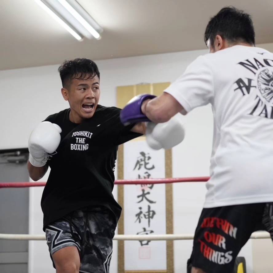 茨城・鹿嶋市で合宿をおこなっているWBO世界バンタム級5位武居由樹（左）は八重樫東トレーナーとミットと打ち（大橋ジム提供）