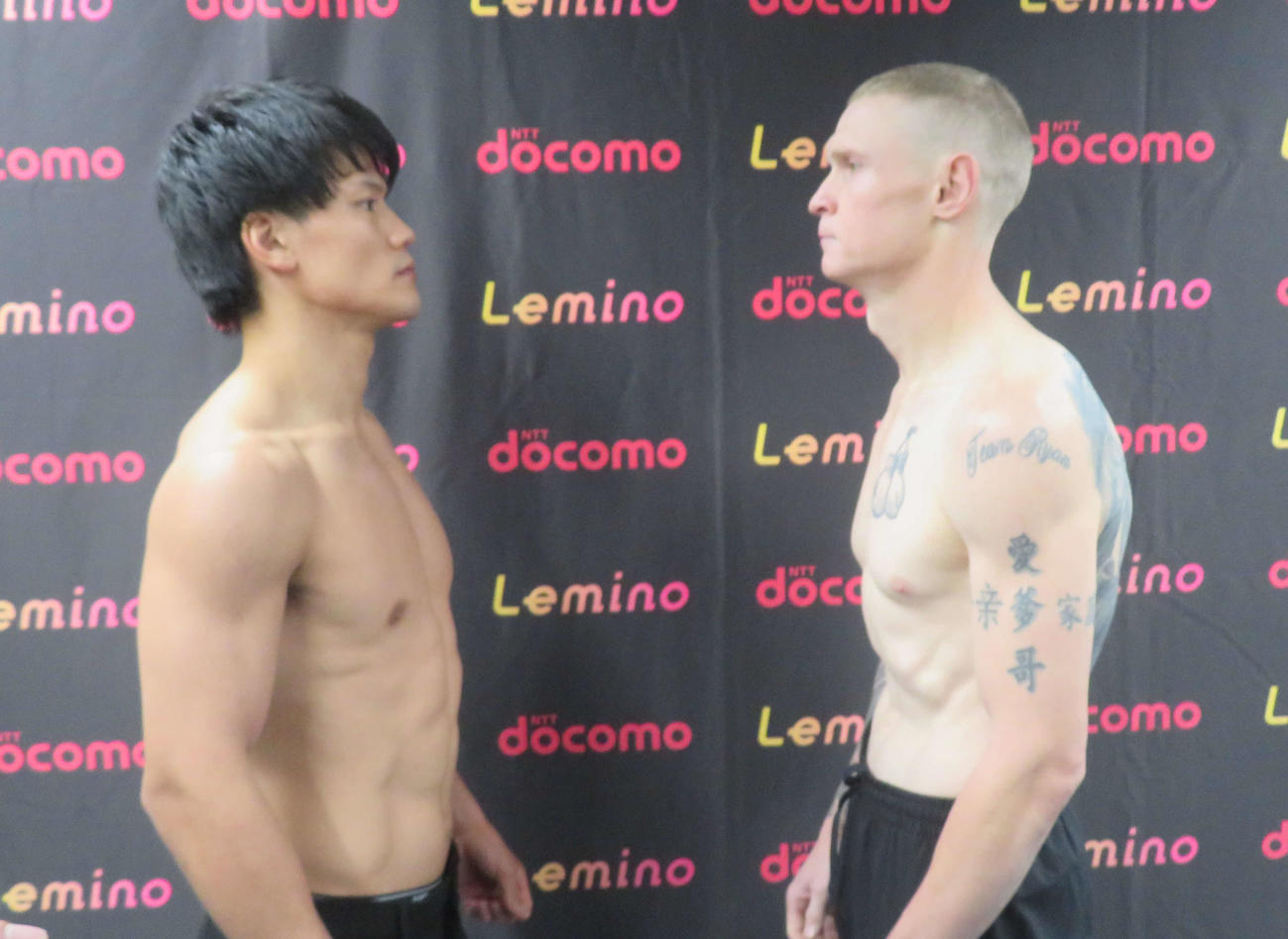 挑戦者ウェイド・ライアン（右）とフェースオフする東洋太平洋、WBOアジア・パシフィック・スーパーウエルター級王者井上岳志