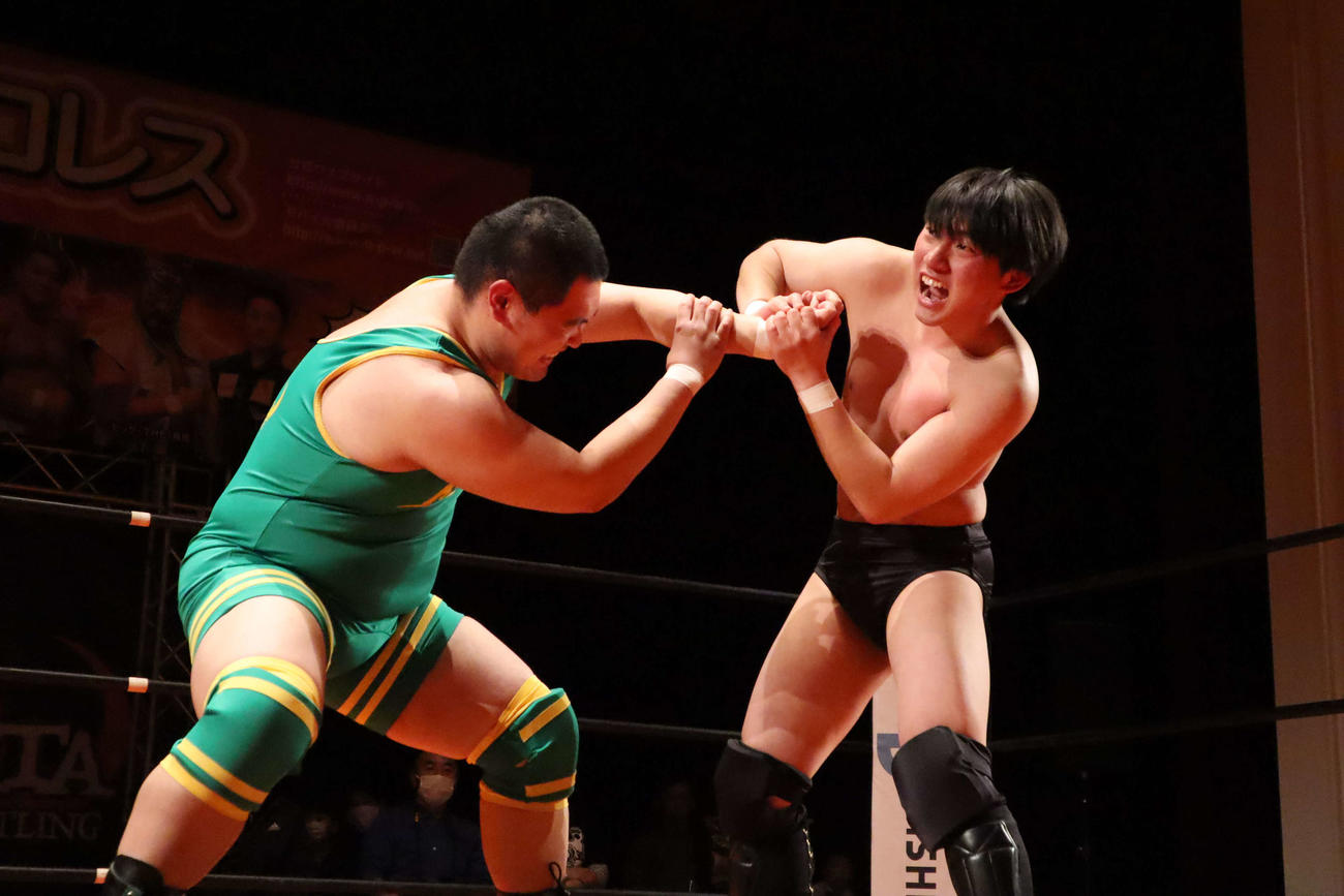 闘志むきだしで同期の齊藤（左）を攻める渡辺（提供＝新潟プロレス）