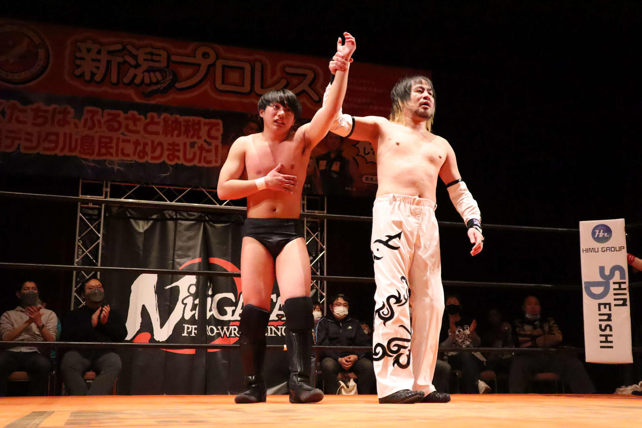 試合後、木高（右）とともに勝利をアピールする渡辺（提供＝新潟プロレス）