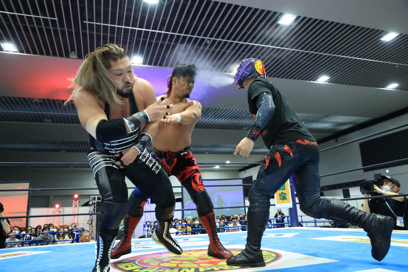 BUSHIが毒霧を鷹木信悟に誤爆（左はEVIL）（写真提供・新日本プロレス）