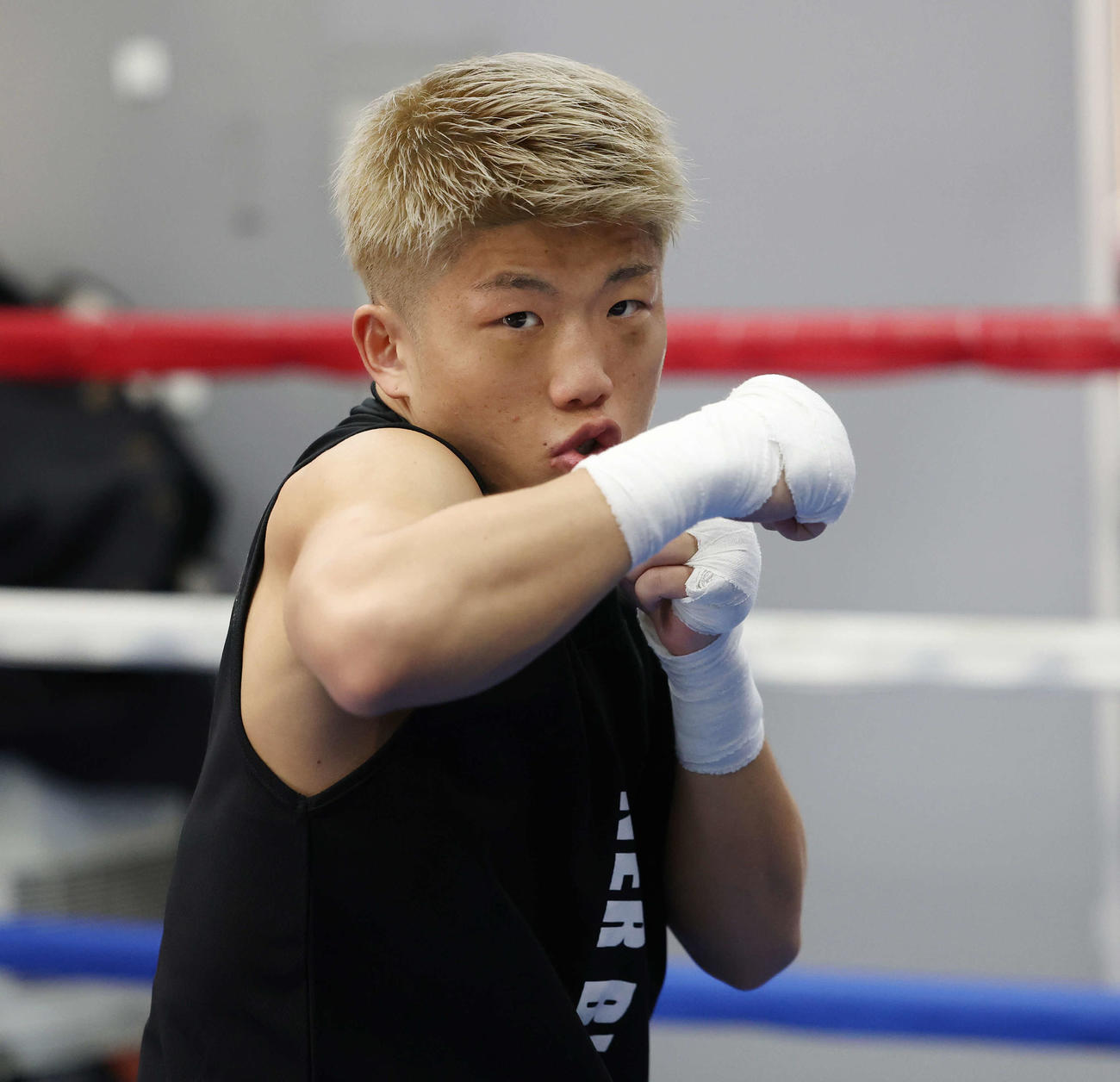 公開練習でシャドーボクシングをする重岡銀（撮影・宮地輝）