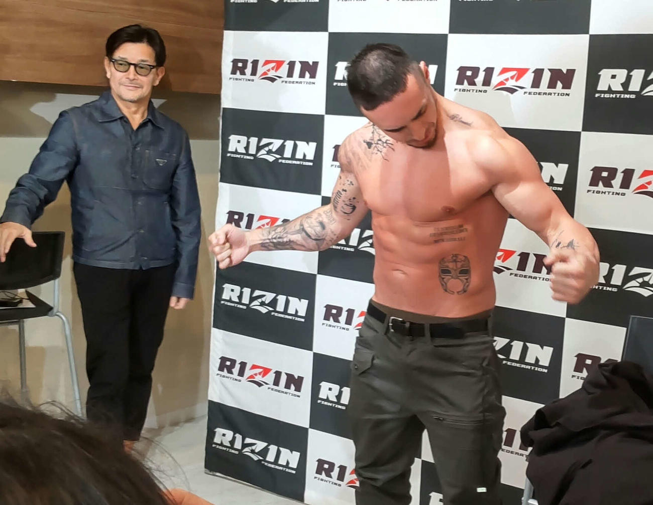 今の体の状態をアピールした木村”フィリップ”ミノル（左は榊原CEO）