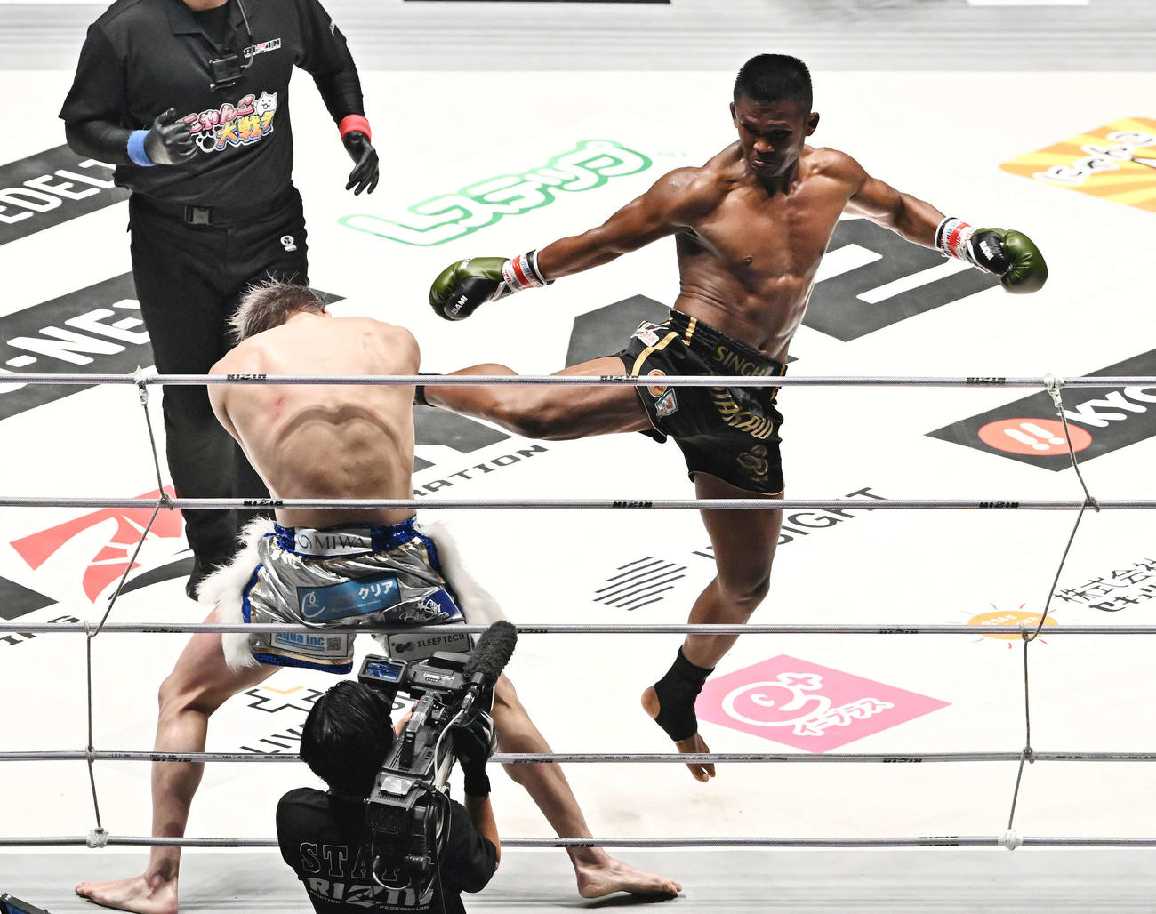 RIZIN．42　3回、ブアカーオ・バンチャメーク（右）は安保瑠輝也に蹴りを見舞う（2023年5月6日撮影）