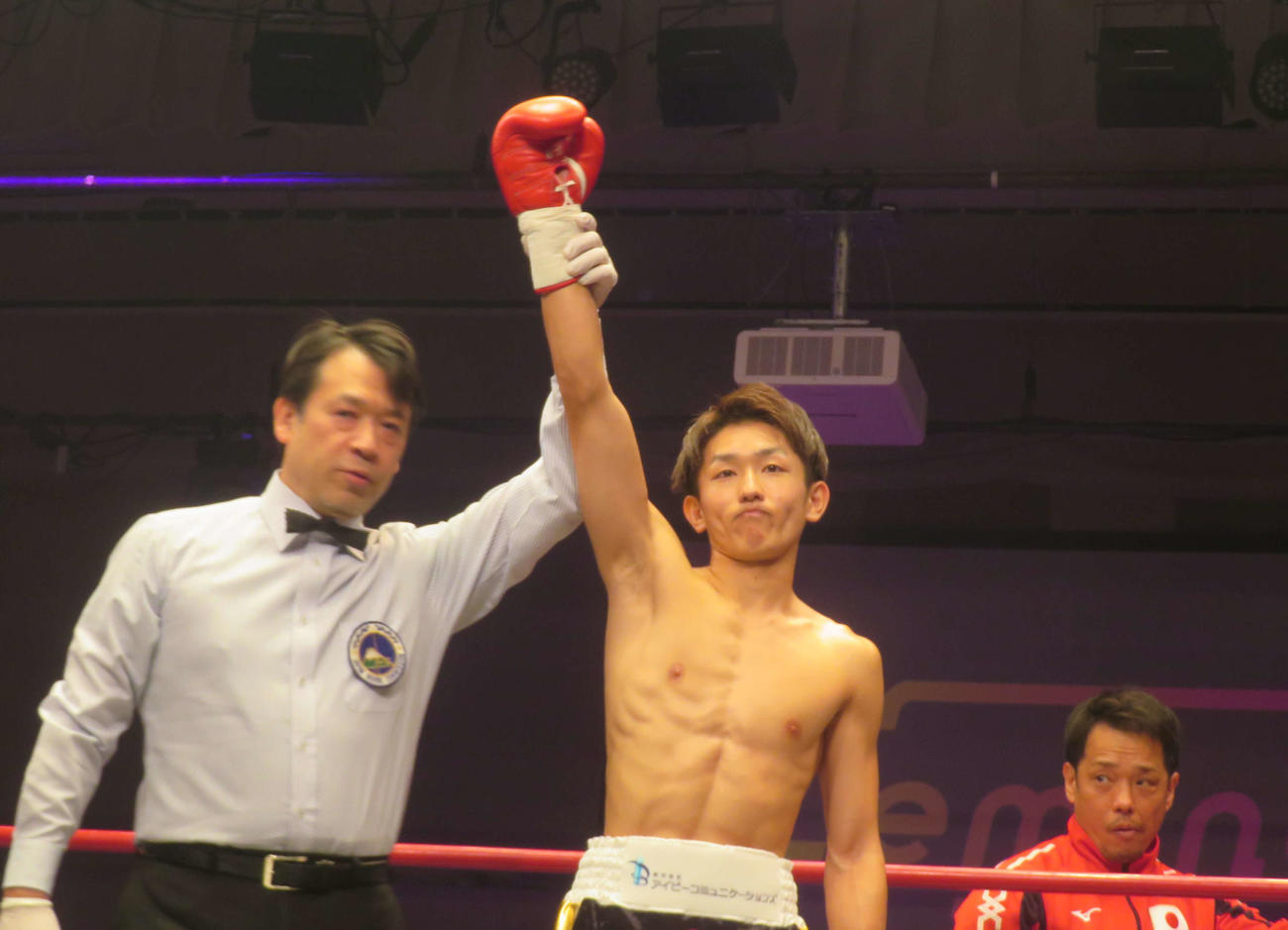 105秒でTKO勝利を挙げた23年全日本ライトフライ級新人王の磯金龍（中央）