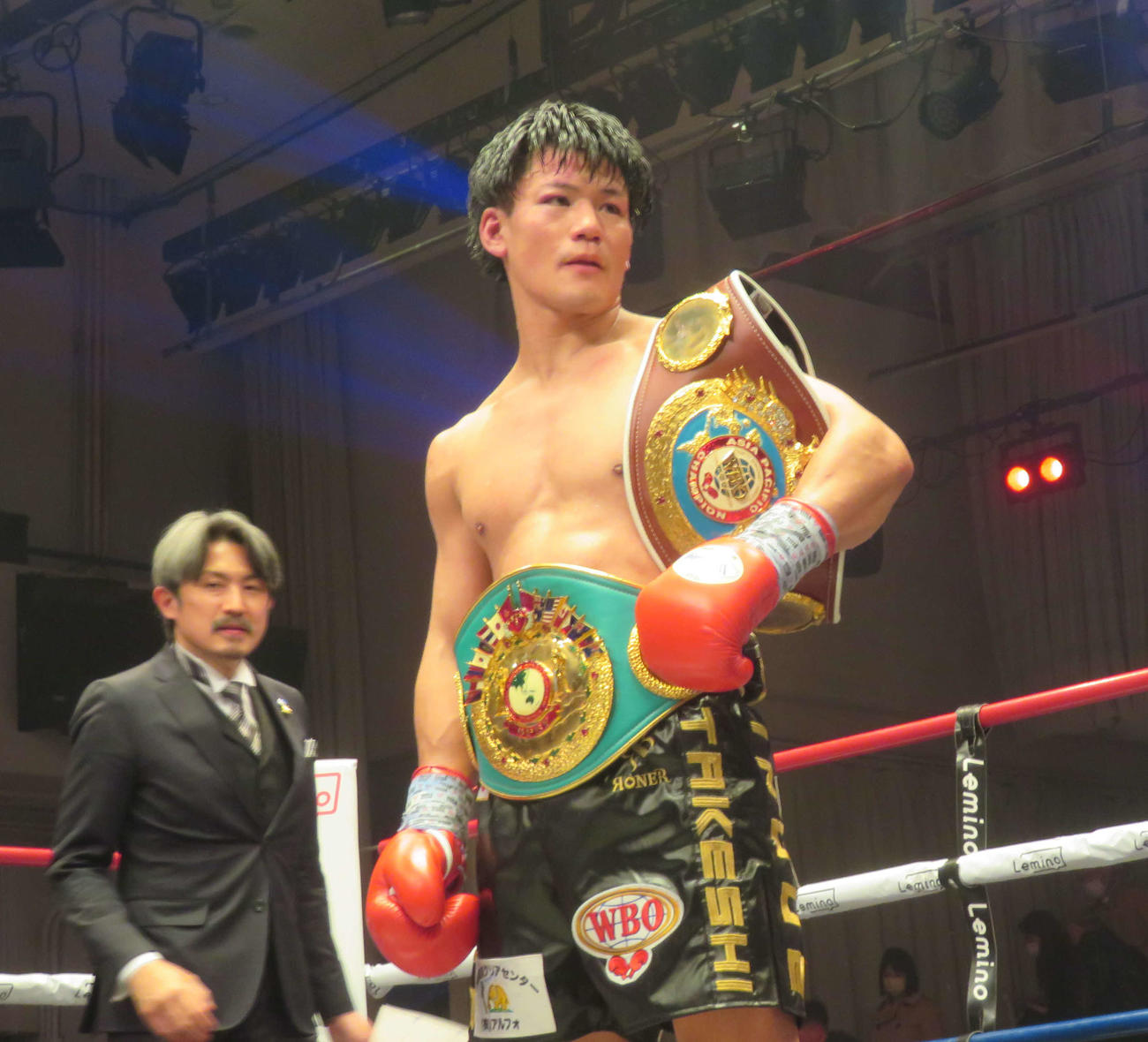 東洋太平洋、WBOアジア・パシフィック・スーパーウエルター級王座をドローで防衛した井上岳志（中央）