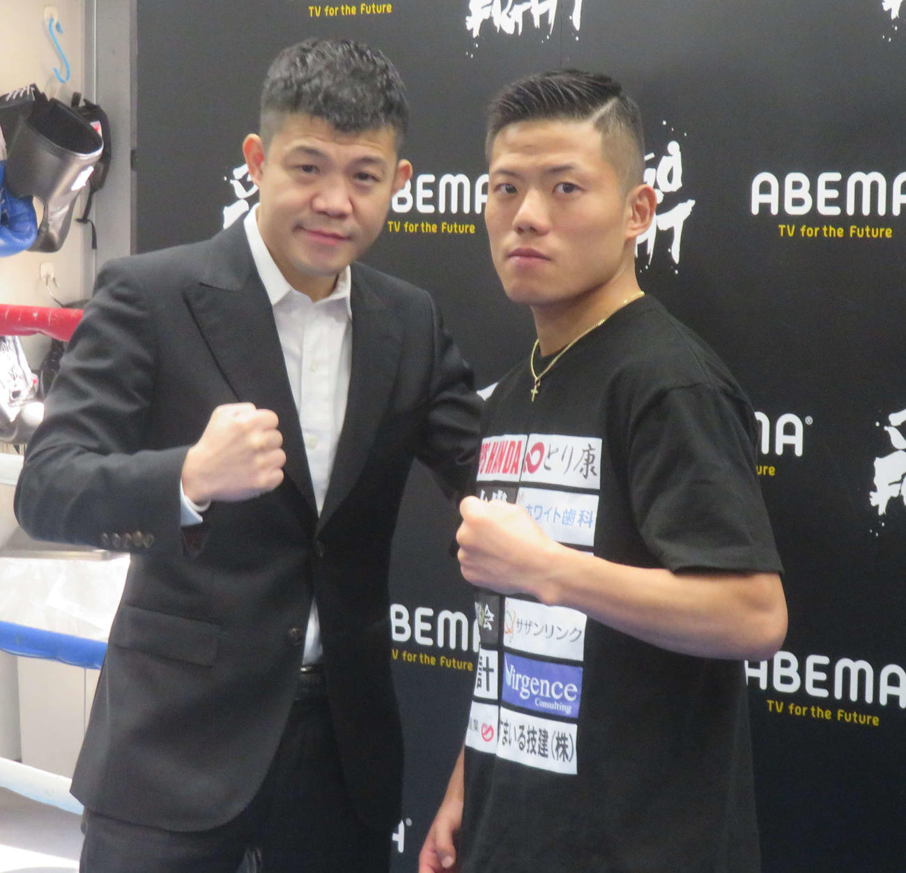 3150FIGHTの亀田興毅ファウンダー（左）にメインを託されたWBC世界ミニマム級王者重岡優大