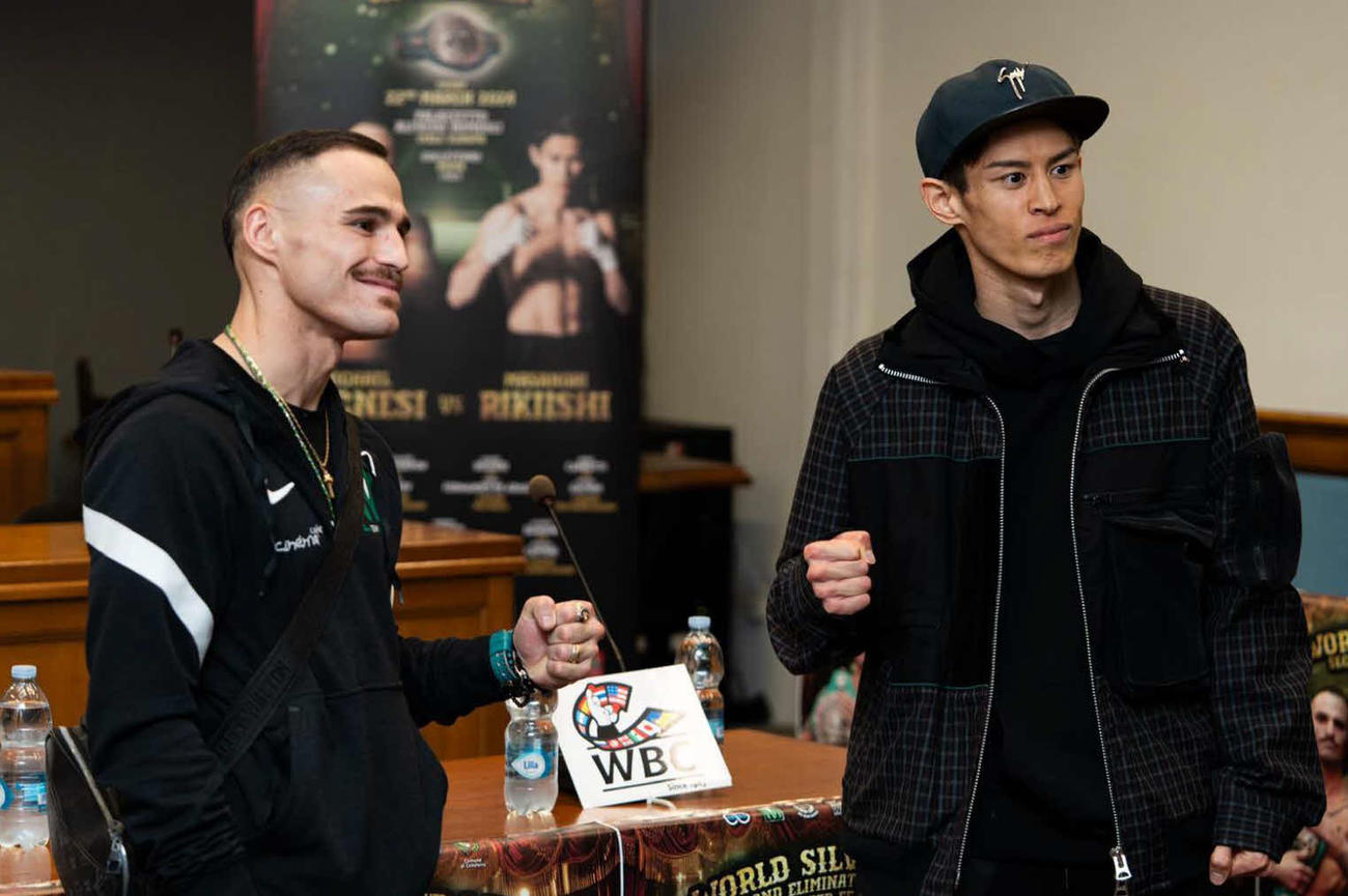WBCスーパーフェザー級挑戦者決定戦の会見で対戦相手の同級7位マイケル・マグネッシ（左）と対面した同級6位力石政法（C）AbemaTV,Inc.
