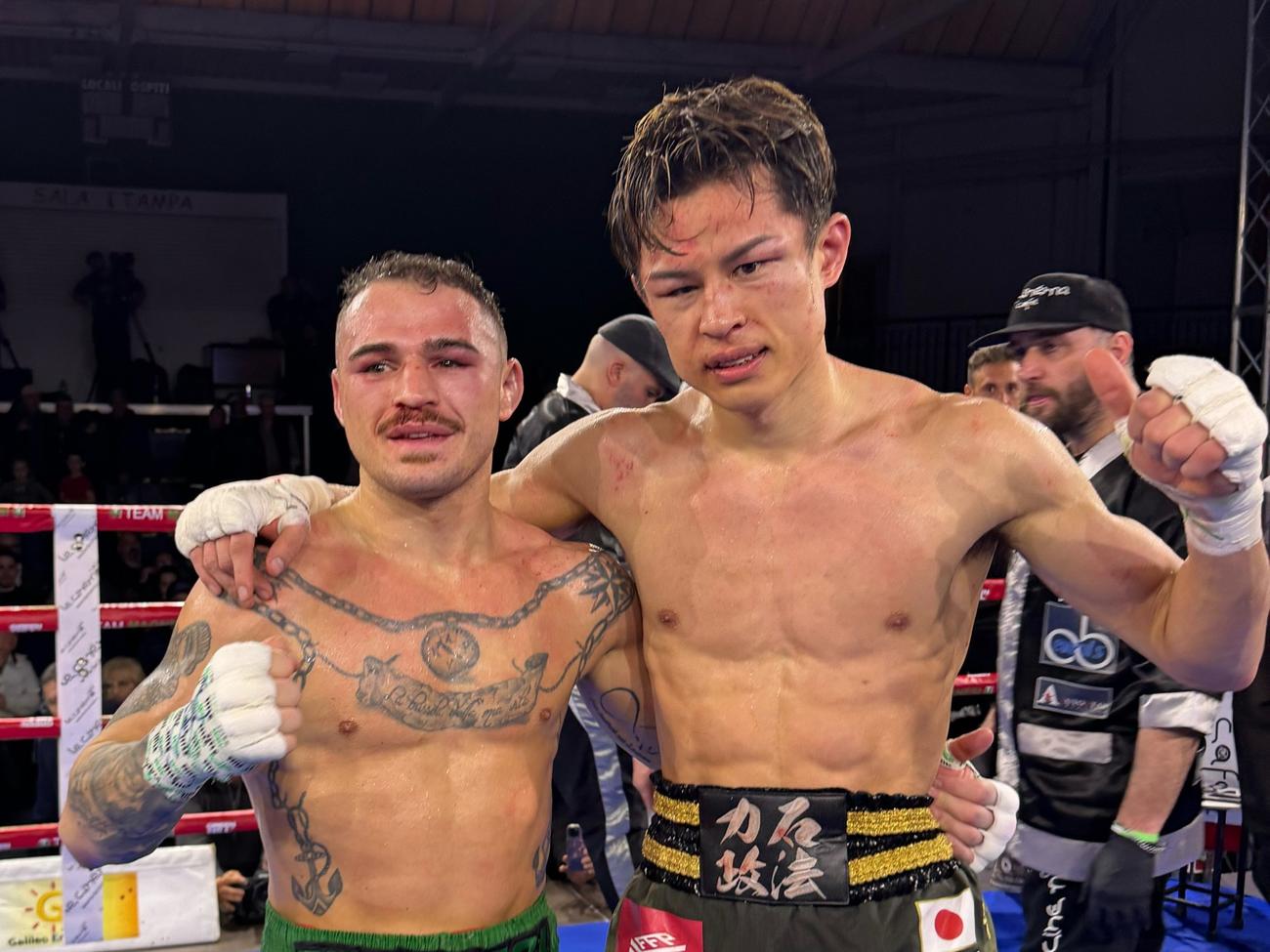 試合後の力石（右）とマグネッシ（亀田プロモーション提供）