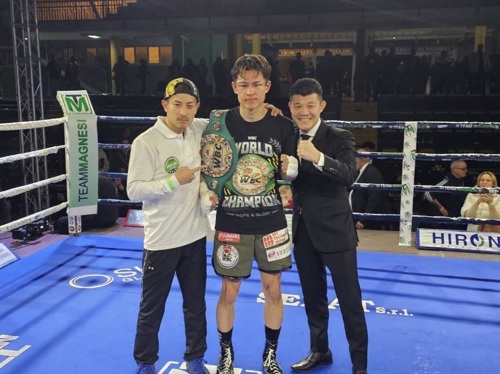 試合後の力石（中央）を囲む兄の矢吹（左）と亀田興毅プロモーター（亀田プロモーション提供）