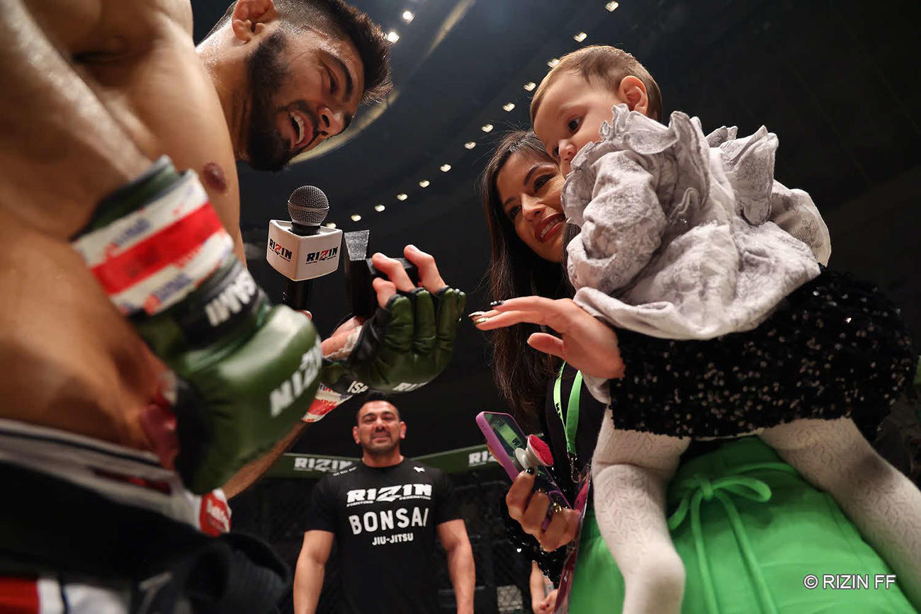 ユリさんに指輪をプレゼントしたサトシ（写真提供・RIZIN）