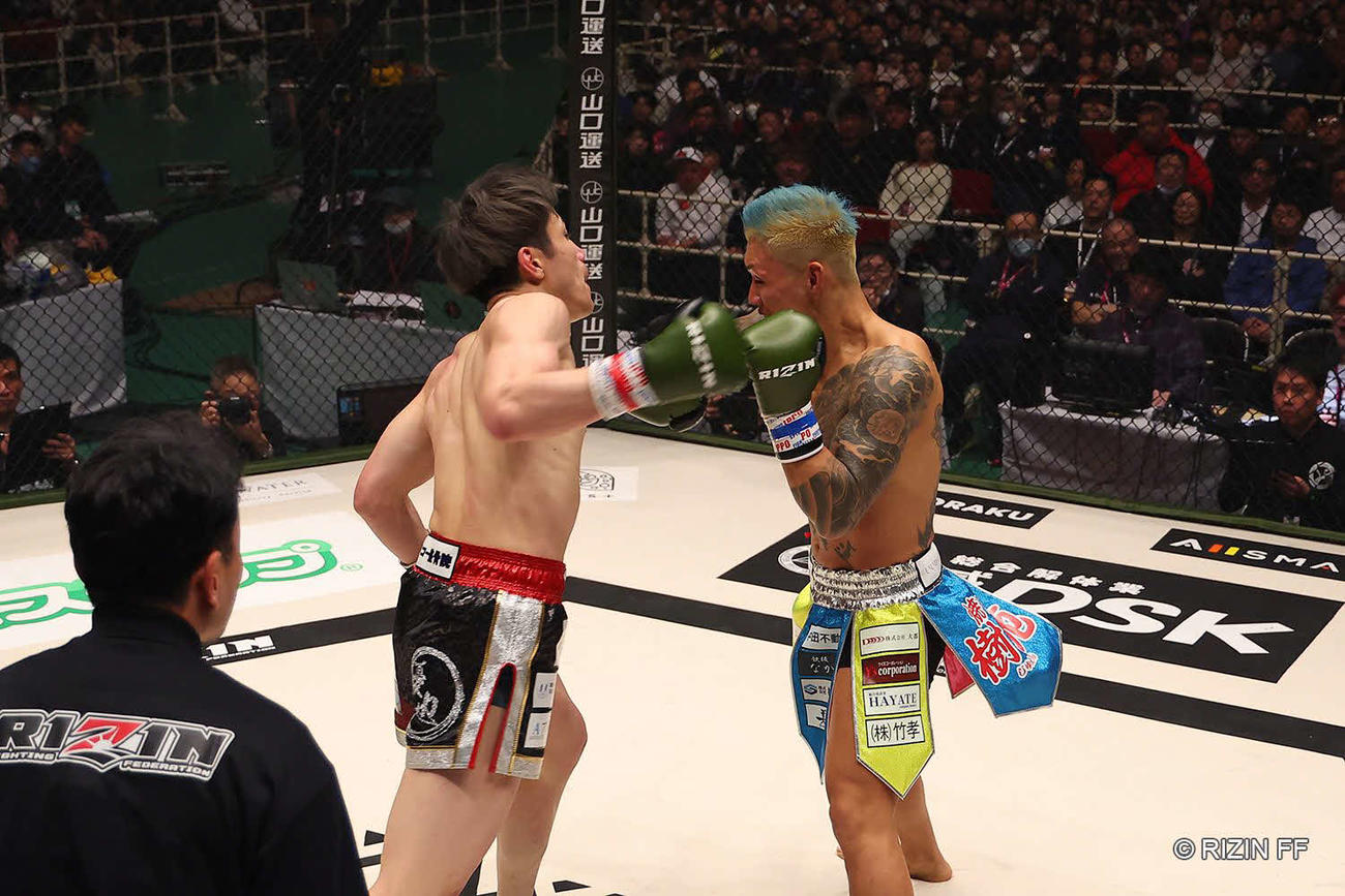 蛇鬼に強烈なパンチを打ち込む憂也（左）（写真提供・RIZIN）