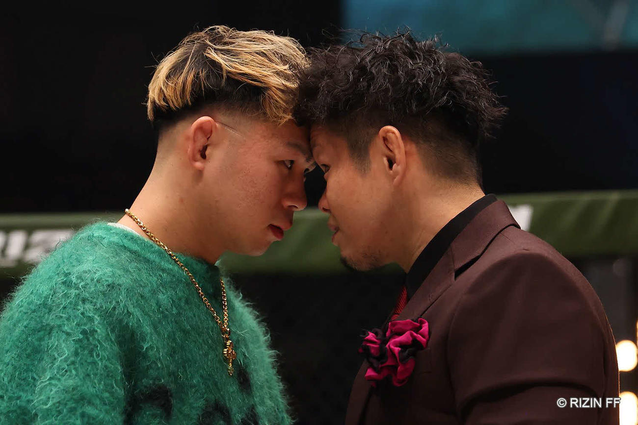 対戦が決まり、RIZIN神戸大会のケージでにらみあうYA－MAN（左）と鈴木博昭（写真提供・RIZIN）