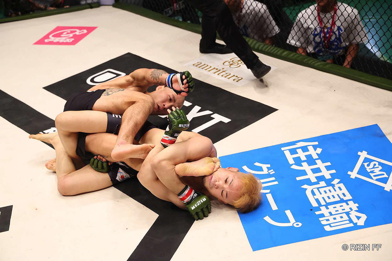 山本アーセン（左）を膝十字固めで仕留めた柴田”MONKEY”有哉（写真提供・RIZIN）