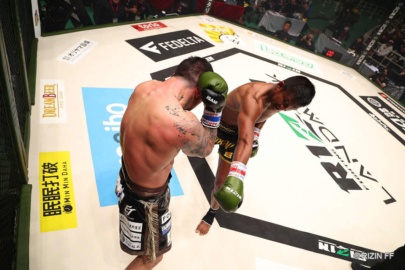 木村（手前）に強烈なパンチをたたき込むブアカーオ（写真提供RIZIN）