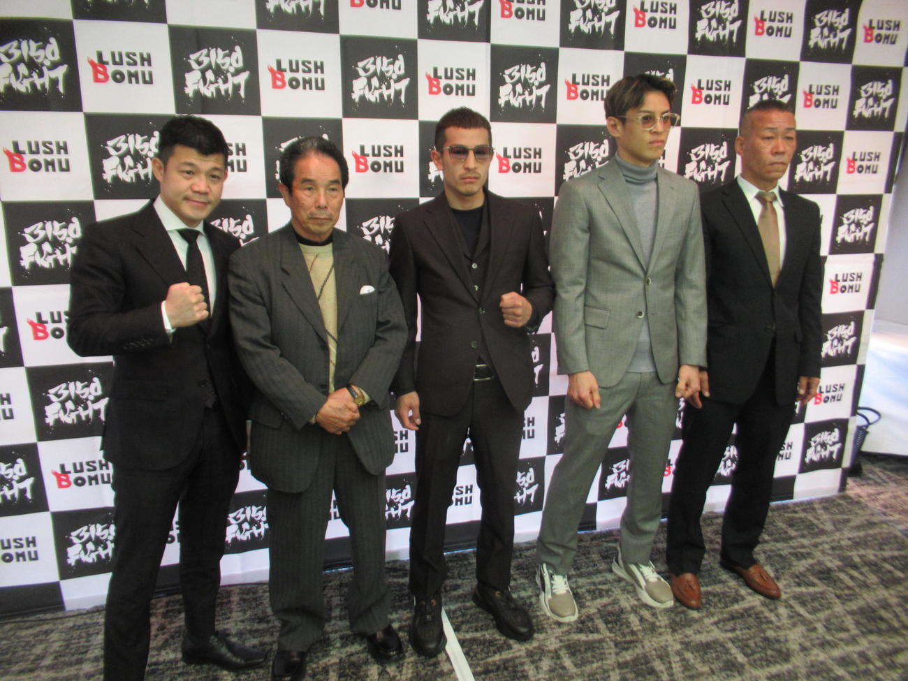 兄弟世界王者へ意気込む矢吹（左から3人目）と力石（同4人目）左から亀田興毅氏、緑ジム松尾会長、2人おいて緑ジムの村上会長代行（撮影・実藤健一）